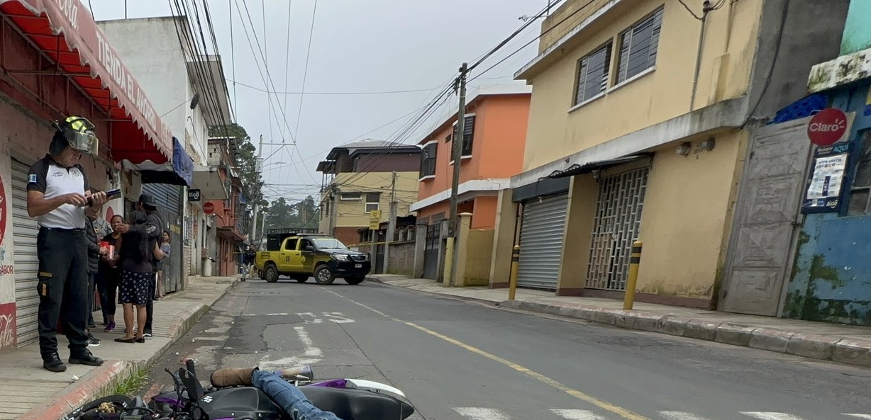 Un ataque armado dejó un muerto este 12 de julio en Santa Catarina Pinula. (Foto Prensa Libre: Bomberos Voluntarios)