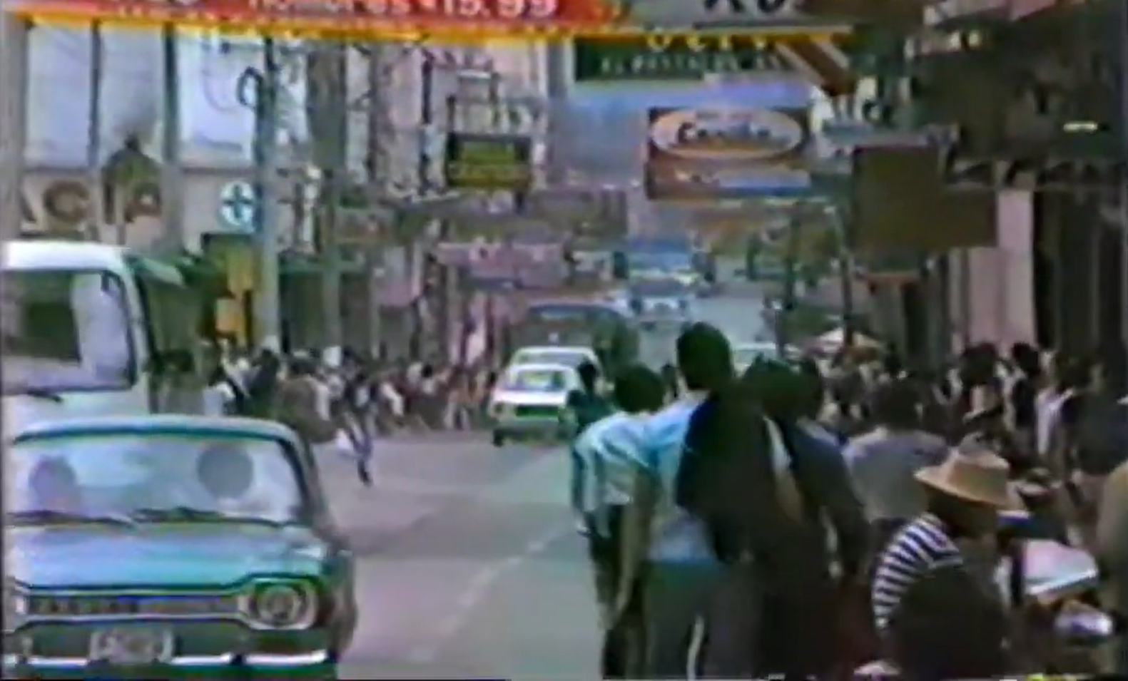 La Zona 1 capitalina era el punto de encuentro para muchos de los grupos de jóvenes que se enfrentaban en los ochentas. (Foto Prensa Libre:  Captura pantalla clip  Guatemala 1985 VHS ChapinTeo84)