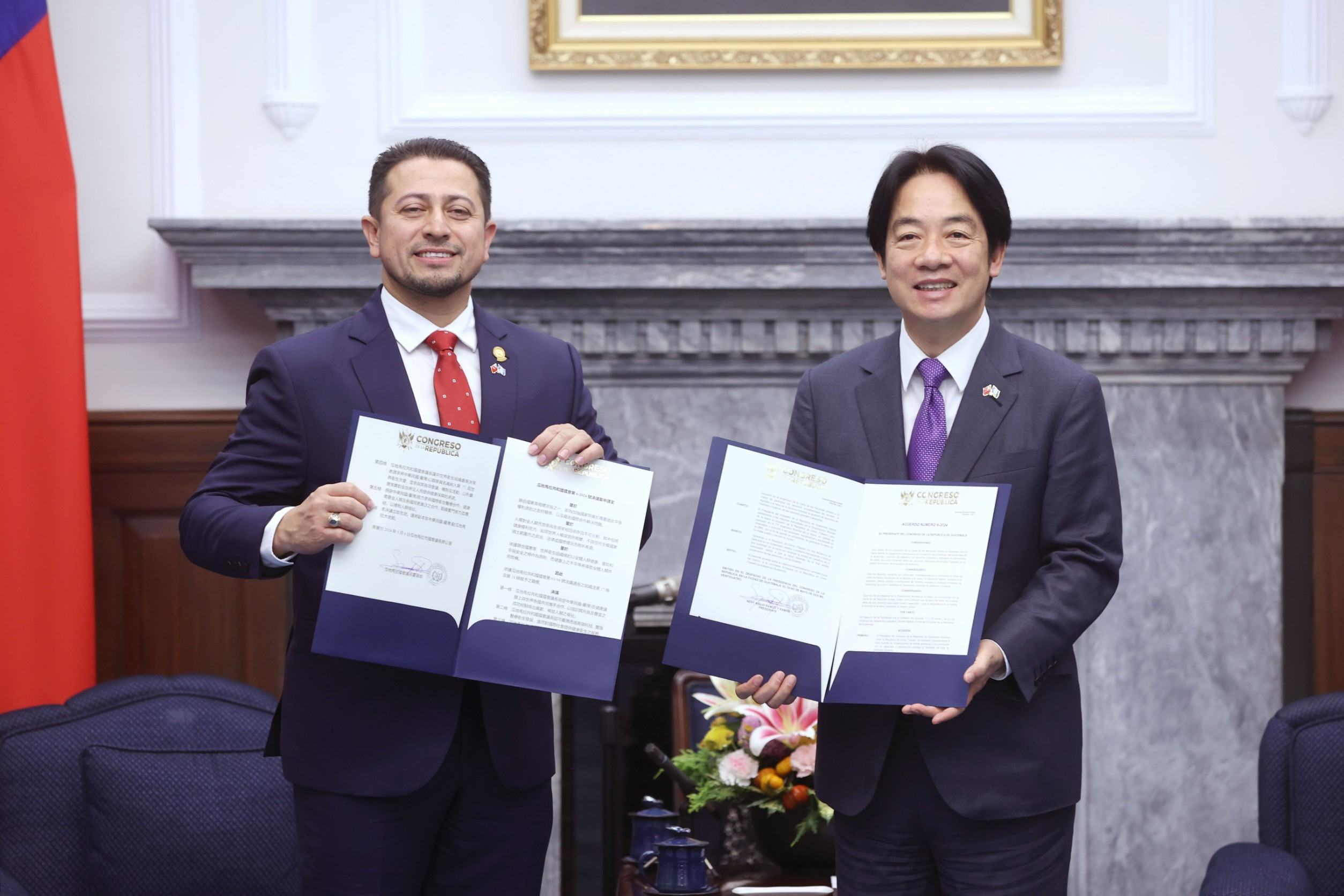 El presidente taiwanés, William Lai (Lai Ching-te), recibe al presidente del Congreso de Guatemala, Nery Ramos, en el Palacio Presidencial de Taipéi. (Foto Prensa Libre: EFE/ Oficina Presidencial De Taiwán)