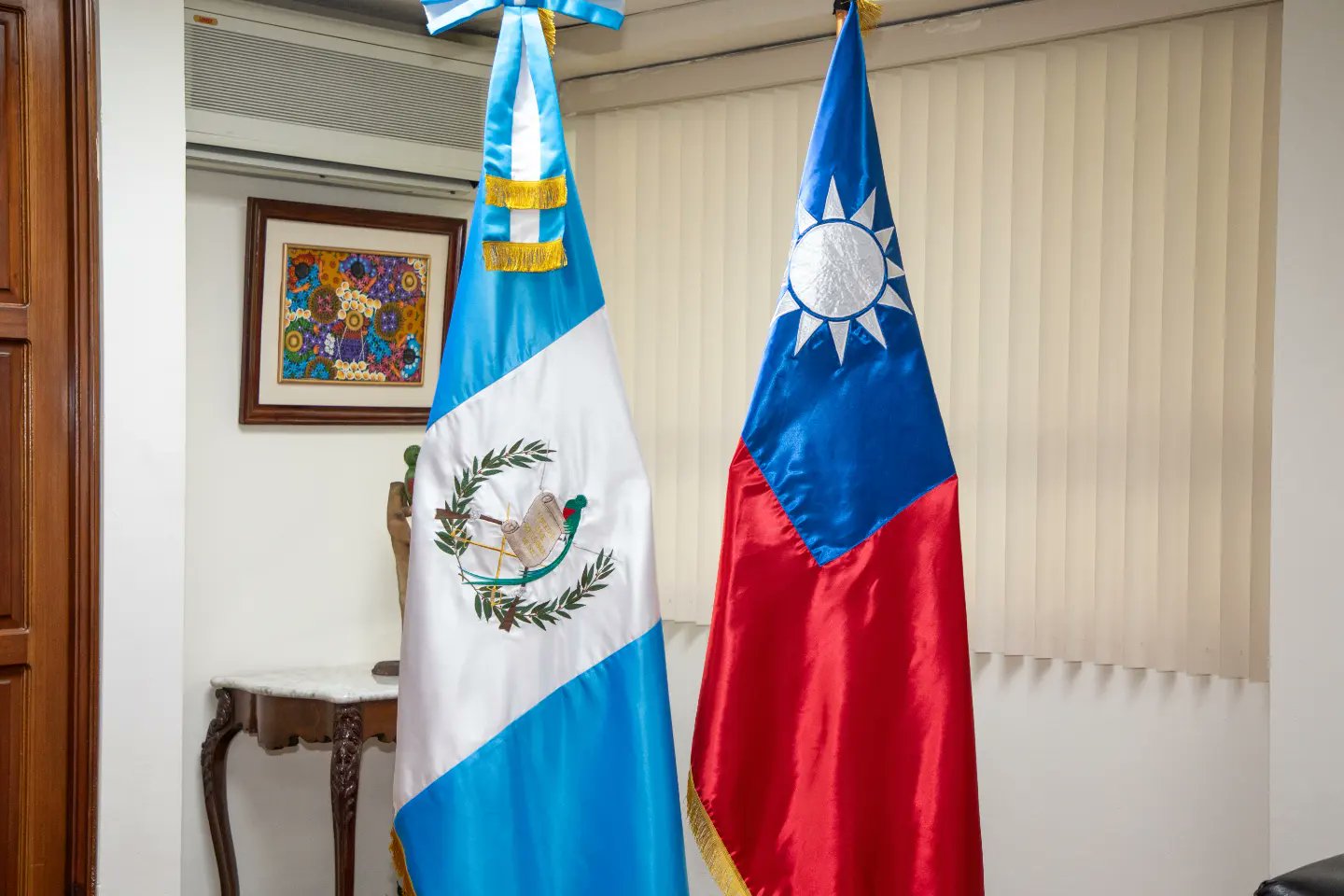 El viceministro taiwanés de Exteriores afirmó que vislumbra una relación duradera y fuerte con Guatemala. (Foto Prensa Libre: @MinexGt)