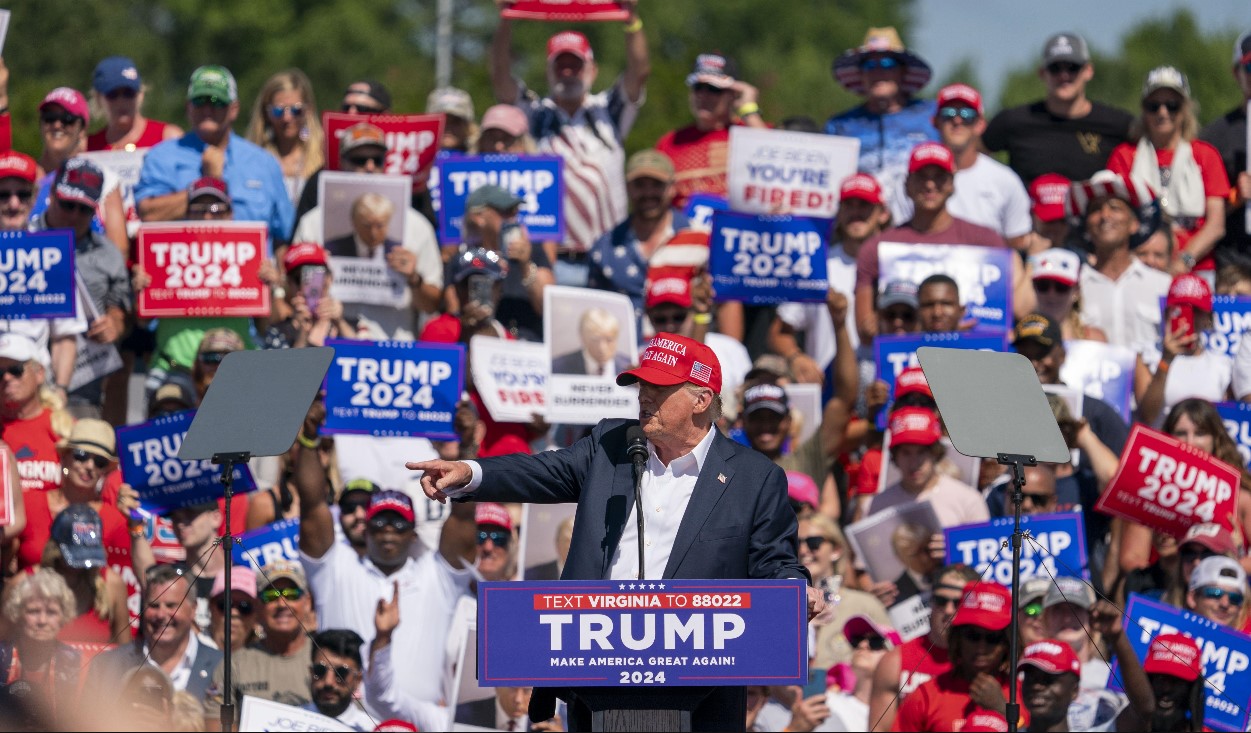 Según analistas, la decisión de la Corte Suprema beneficia grandemente al republicano Donald Trump. (Foto Prensa Libre: EFE)