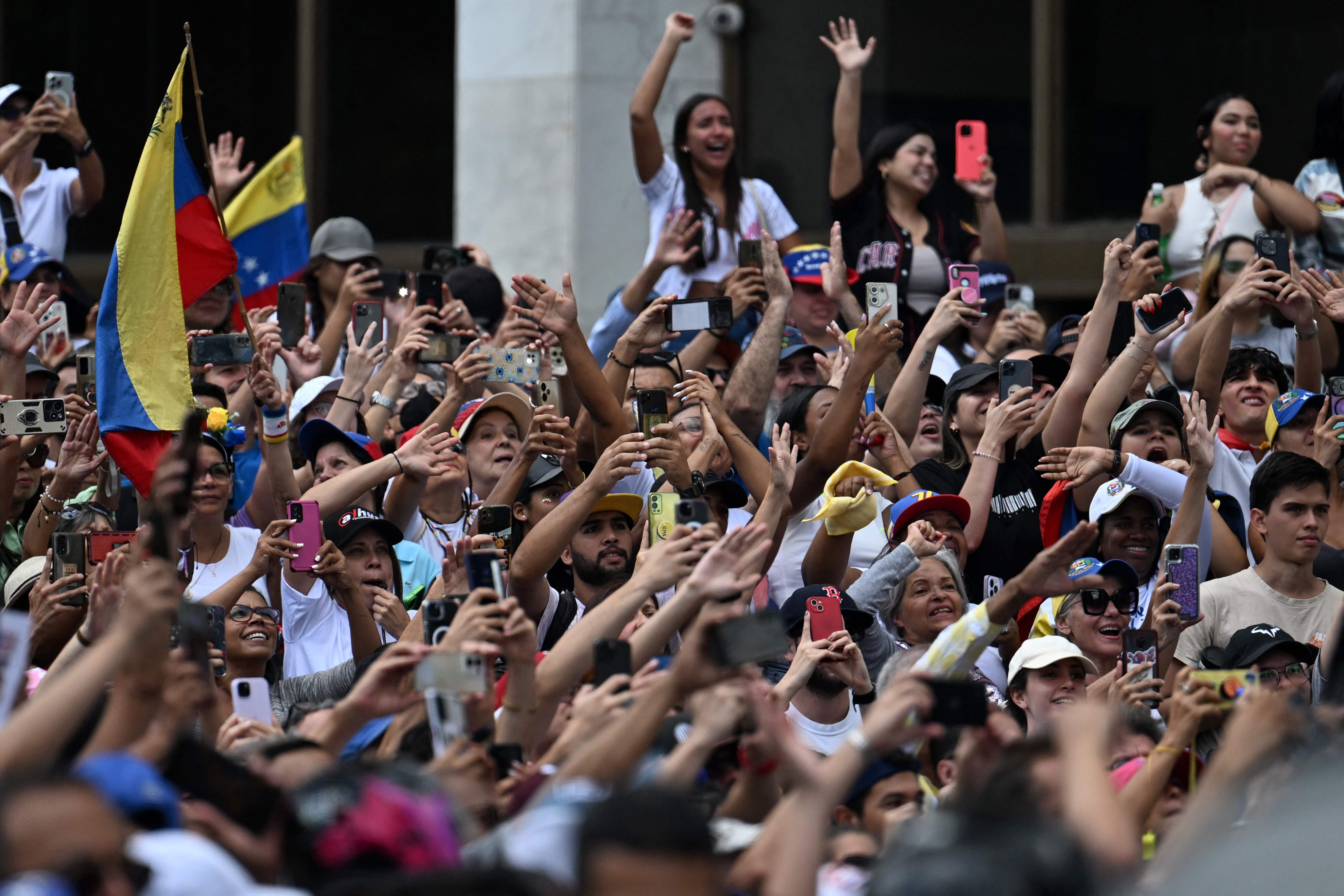 Encapuchados son grabados en Venezuela cuando detienen a opositores