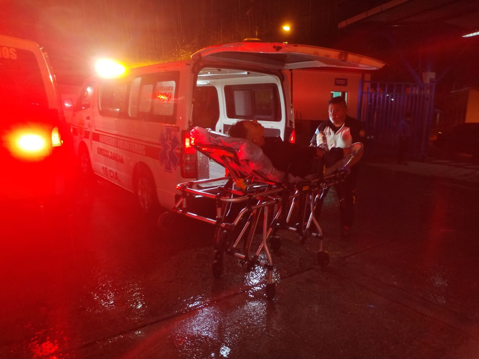 Socorristas trasladan a personas heridas en un ataque armado en Villa Nueva. (Foto Prensa Libre: Bomberos Voluntarios)