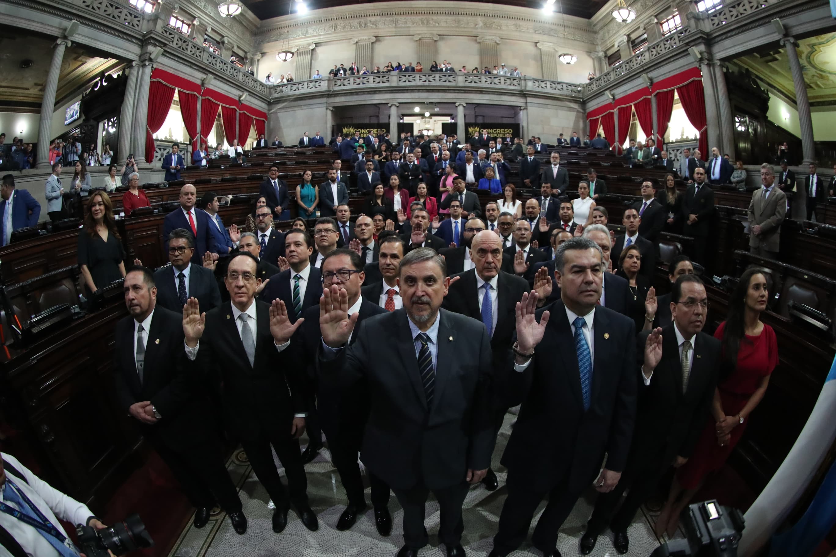 Miguel Cortés, rector de la Universidad Rafael Landívar -al centro- presta juramento ante el Congreso como presidente de la Comisión de Postulación para CSJ. (Foto Prensa Libre: Hemeroteca PL)