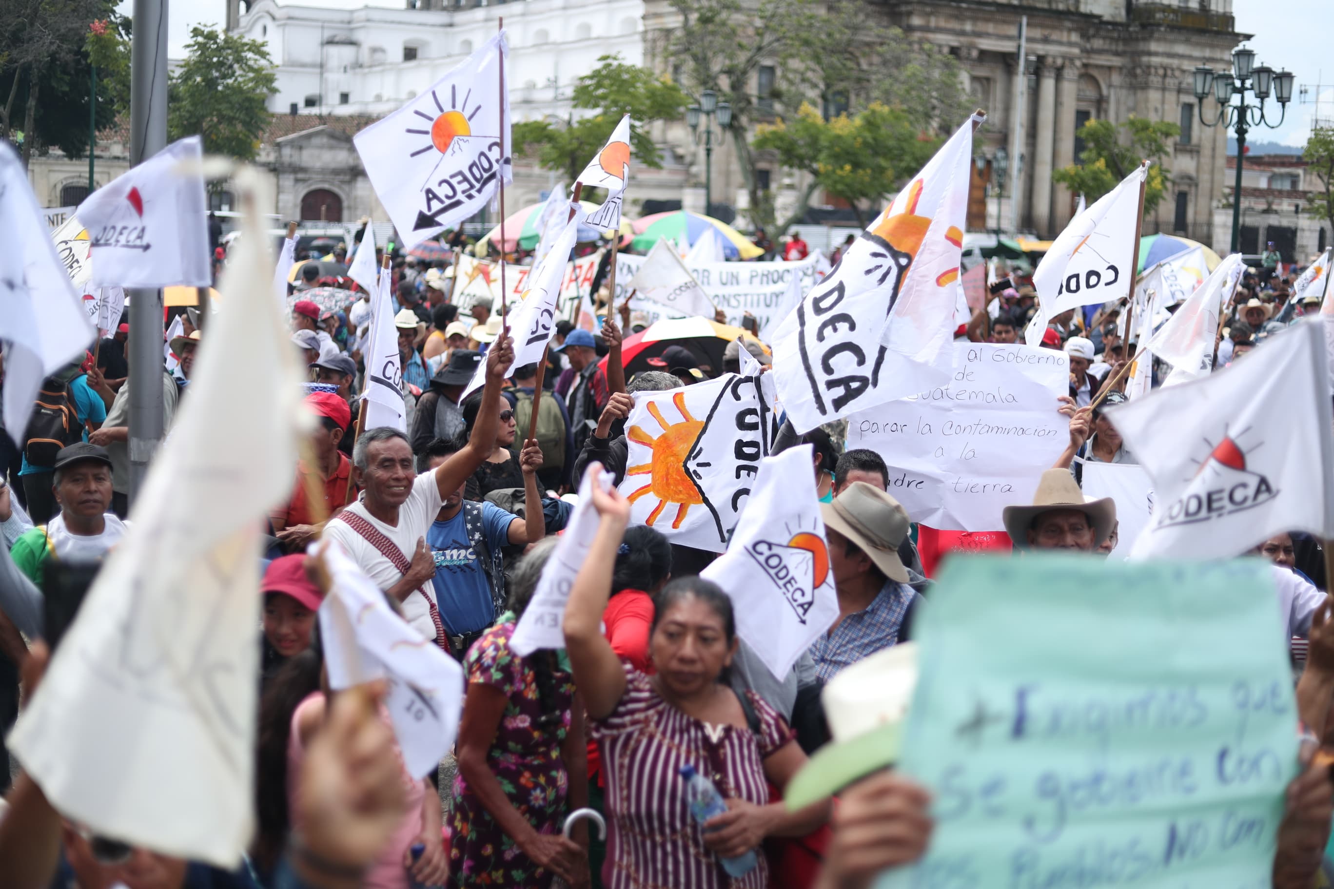 Integrantes de Codeca manifiestan en la Plaza de la Constitución este 10 de julio. (Foto Prensa Libre: Esbin García)