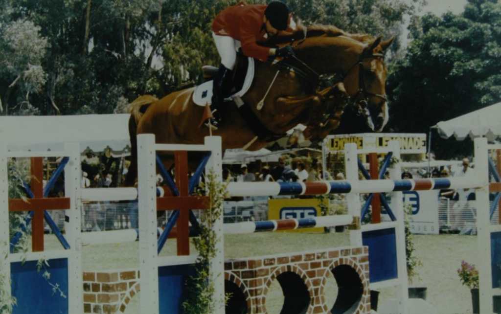 Oswaldo Méndez montado en su caballo en los saltos de obstáculos de equitación en la Arena Central Lenin.