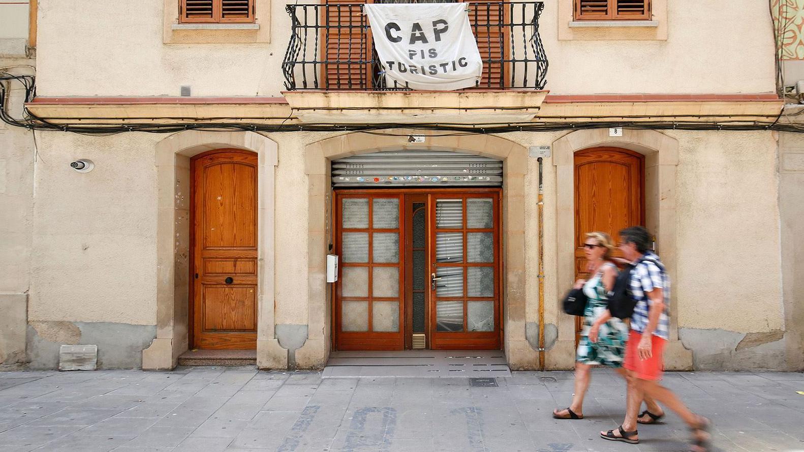 “No hay pisos turísticos”, lee un letrero en un edificio residencial de Barcelona.  Getty Images