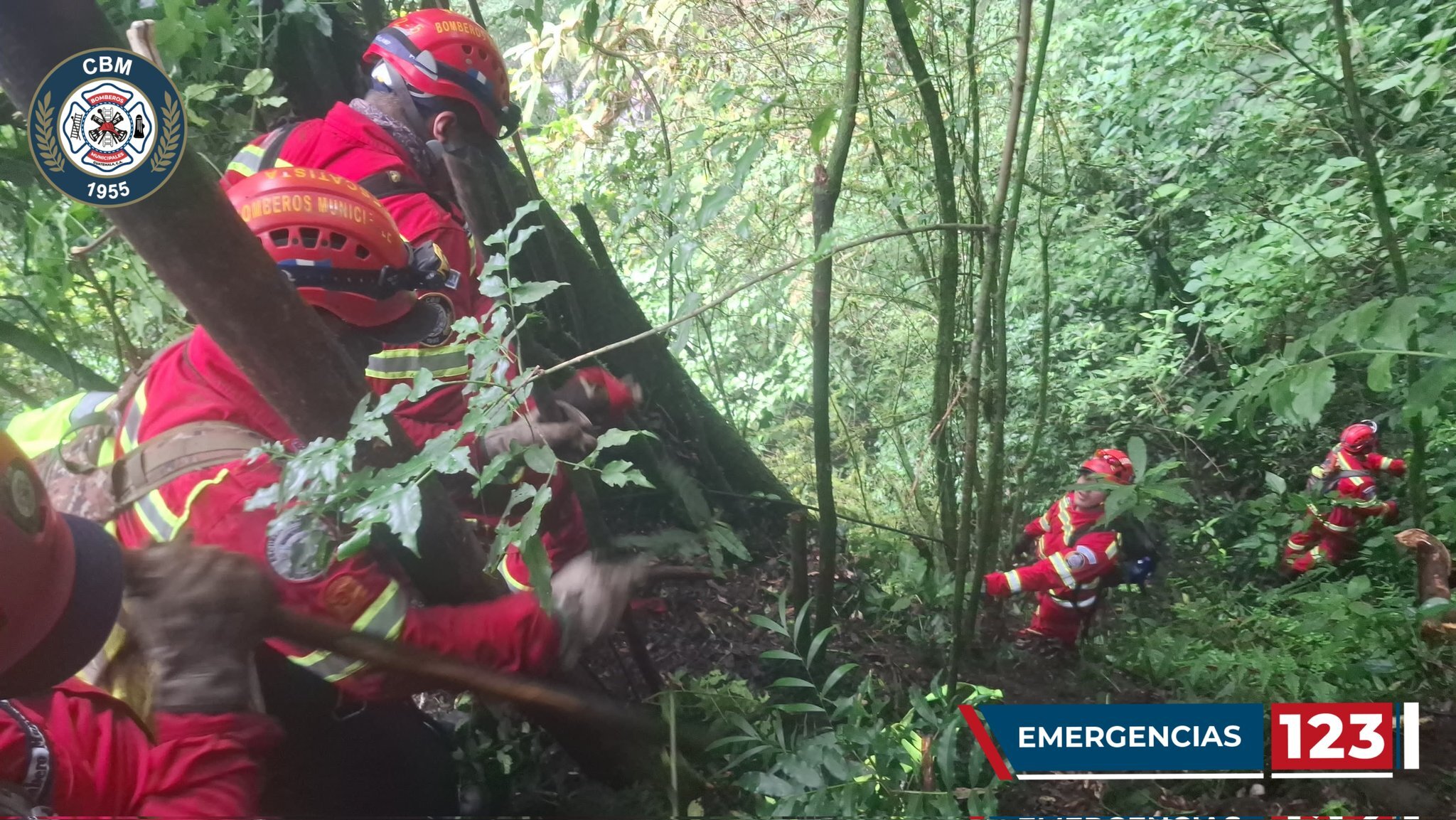 Patrullas de rescate de los Bomberos Municipales reanudan trabajos de búsqueda de la avioneta desaparecida el 8 de julio en los alrededores del volcán de Agua. (Foto Prensa Libre: Bomberos Municipales)