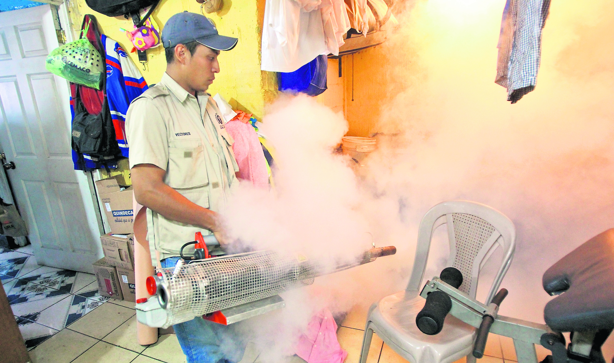 Trabajadores del Mininisterio de Salud publica,  de la unidad de vectores, realiza trabajos de fumigacion por posible caso de dengue, en casas de la colonia la Bethania, zona 7. Fotografia Esbin Garcia