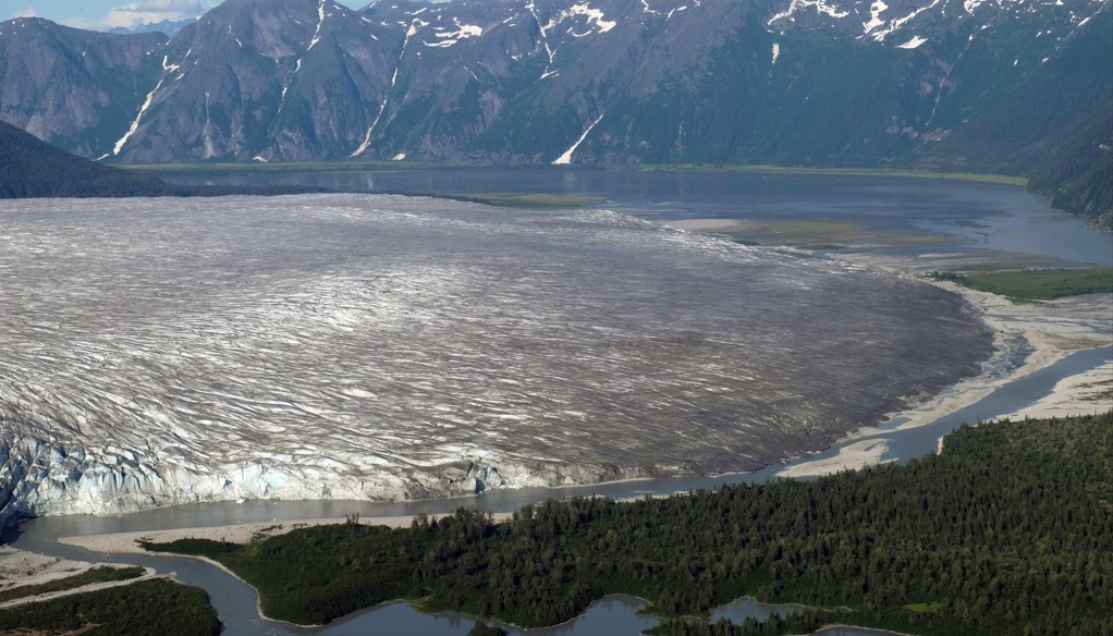 El extremo pedemontano del glaciar Taku, uno de los más de mil glaciares del campo de hielo de Juneau, en el sureste de Alaska. (Foto Prensa Libre: Bethan Davies via The New York Times).