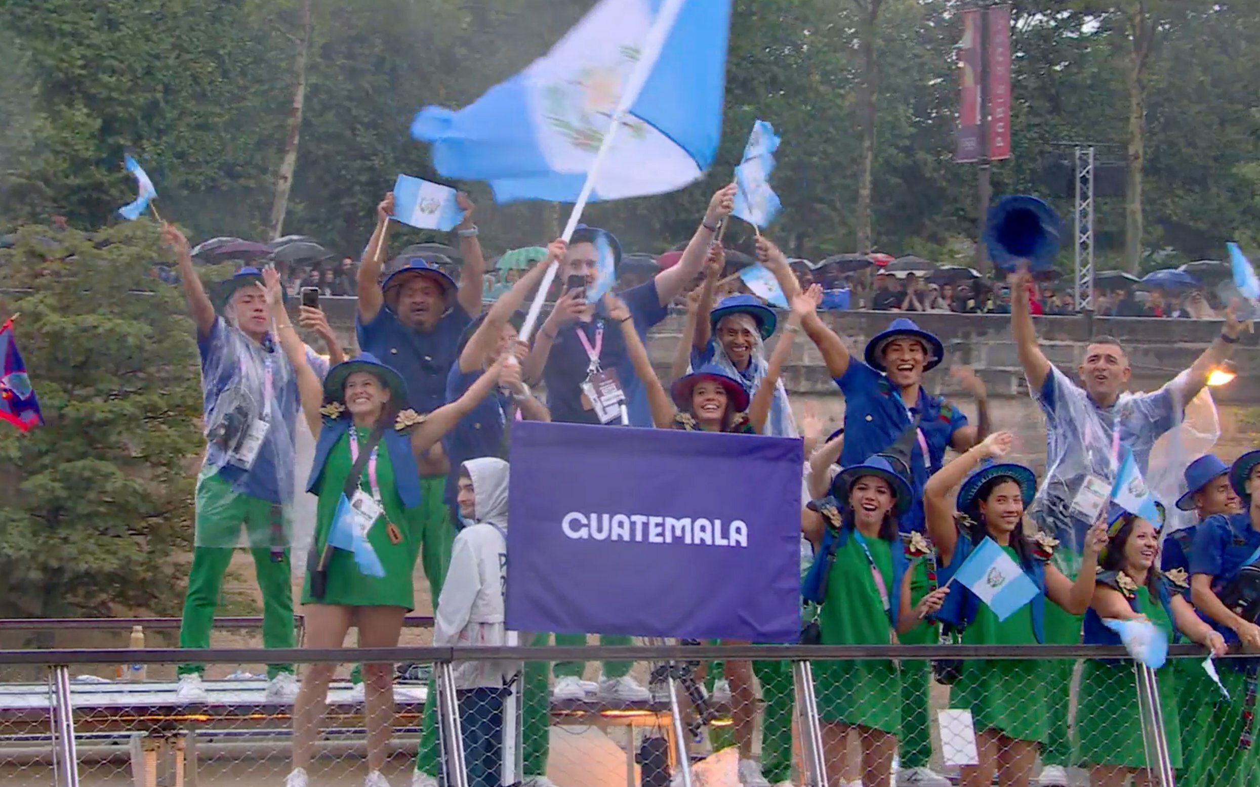 VIDEO El momento en que Guatemala desfiló en la inauguración de los