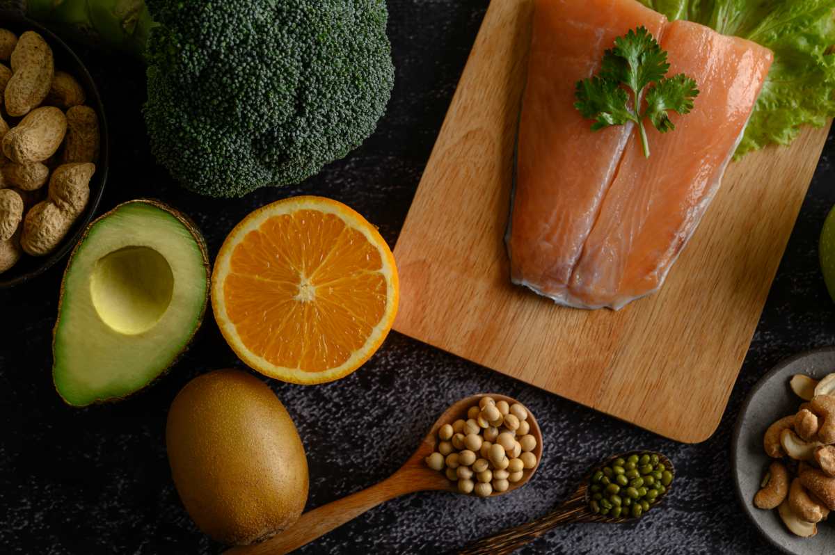 Ciertos tipos de pescado, las nueces y los aguacates son fuentes de omega-3. (Foto Prensa Libre: Freepik)