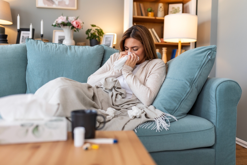 Muchas personas que tienen gripe o síntomas leves de covid pueden recuperarse en casa haciendo reposo y bebiendo líquidos.

(Foto Prensa Libre: Shutterstock)