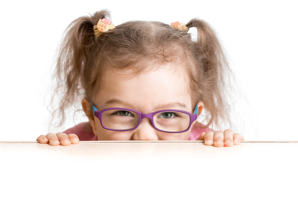 El tiempo en interiores y el uso de pantallas aumentan el riesgo de miopía en los niños. 

(Foto Prensa Libre: Shutterstock)