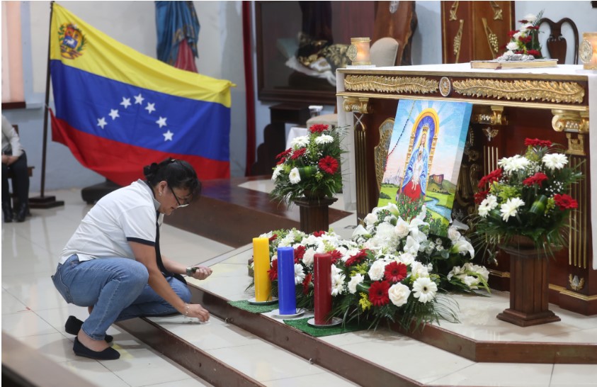 Venezolanos se congregan en la cuasiparroquia San Miguel Arcángel, zona 10 capitalina, para pedir por la paz en Venezuela. (Foto Prensa Libre: Erick Ávila)