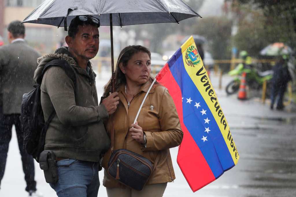 Venezolanos en Bogotá votan bajo la lluvia sin incidencias y con esperanza de democracia