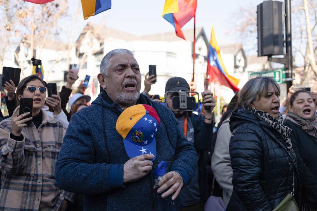 Venezolanos en Chile votan entusiasmados y "convencidos" de que habrá cambio de Gobierno