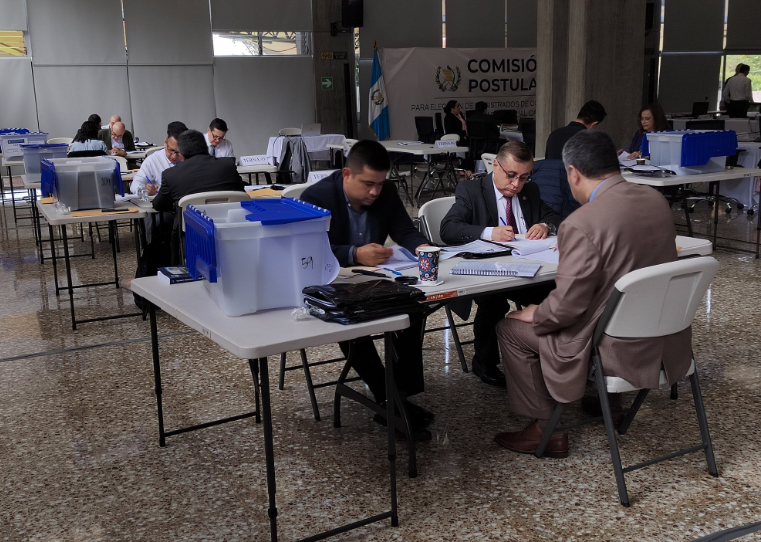 Los comisionados durante la revisión de expedientes de aspirantes a  magistrados de Apelaciones. Fotografía: Guatemala Visible. 