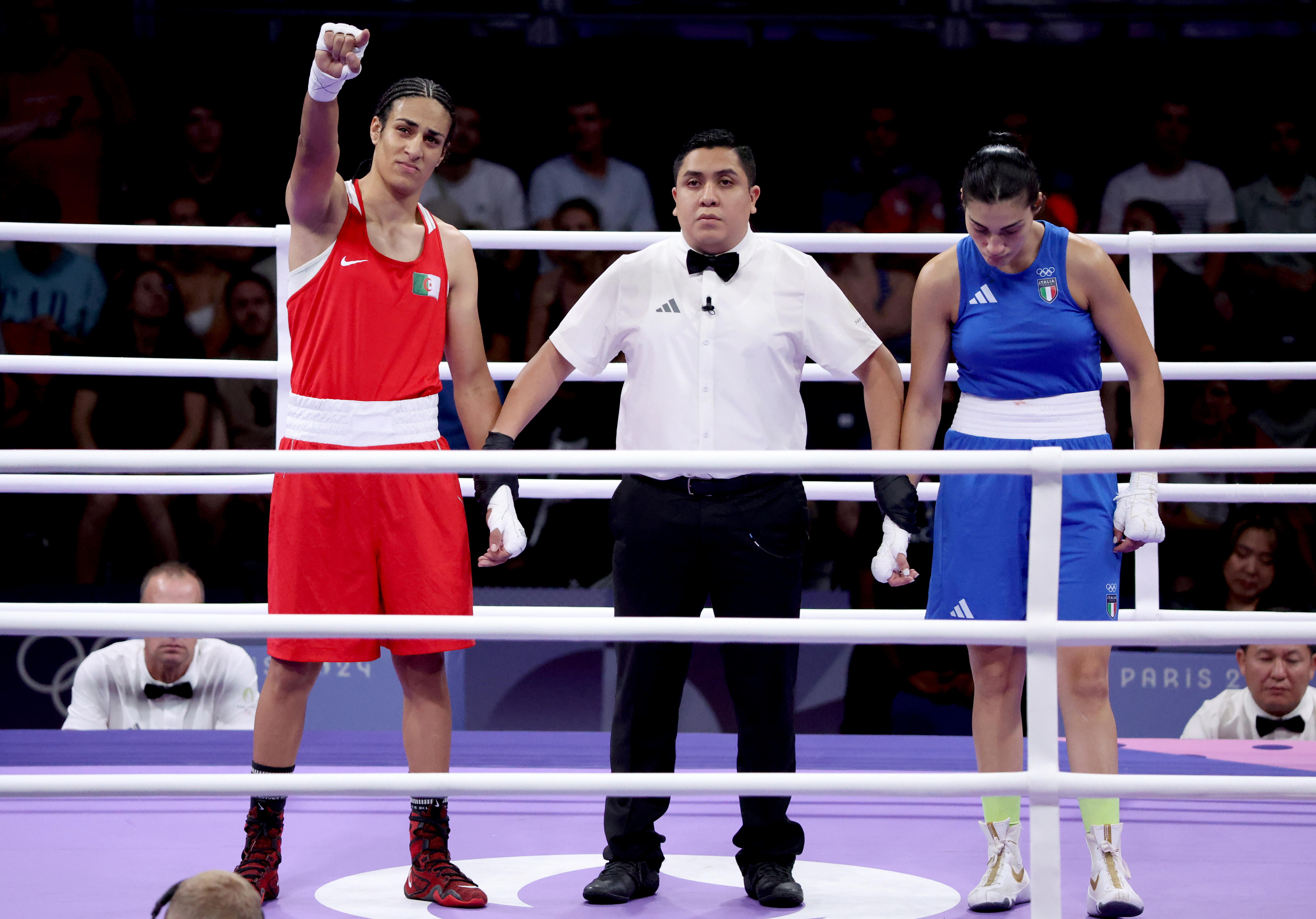 Imane Khelif (izq.) de Argelia es declarada vencedora tras el abandono de Angela Carini de Italia en su combate de octavos de final de las preliminares femeninas de 66kg contra Imane Khelif de las competiciones de boxeo de los Juegos Olímpicos de París 2024. (Foto Prensa Libre: EFE/EPA/YAHYA ARHAB)