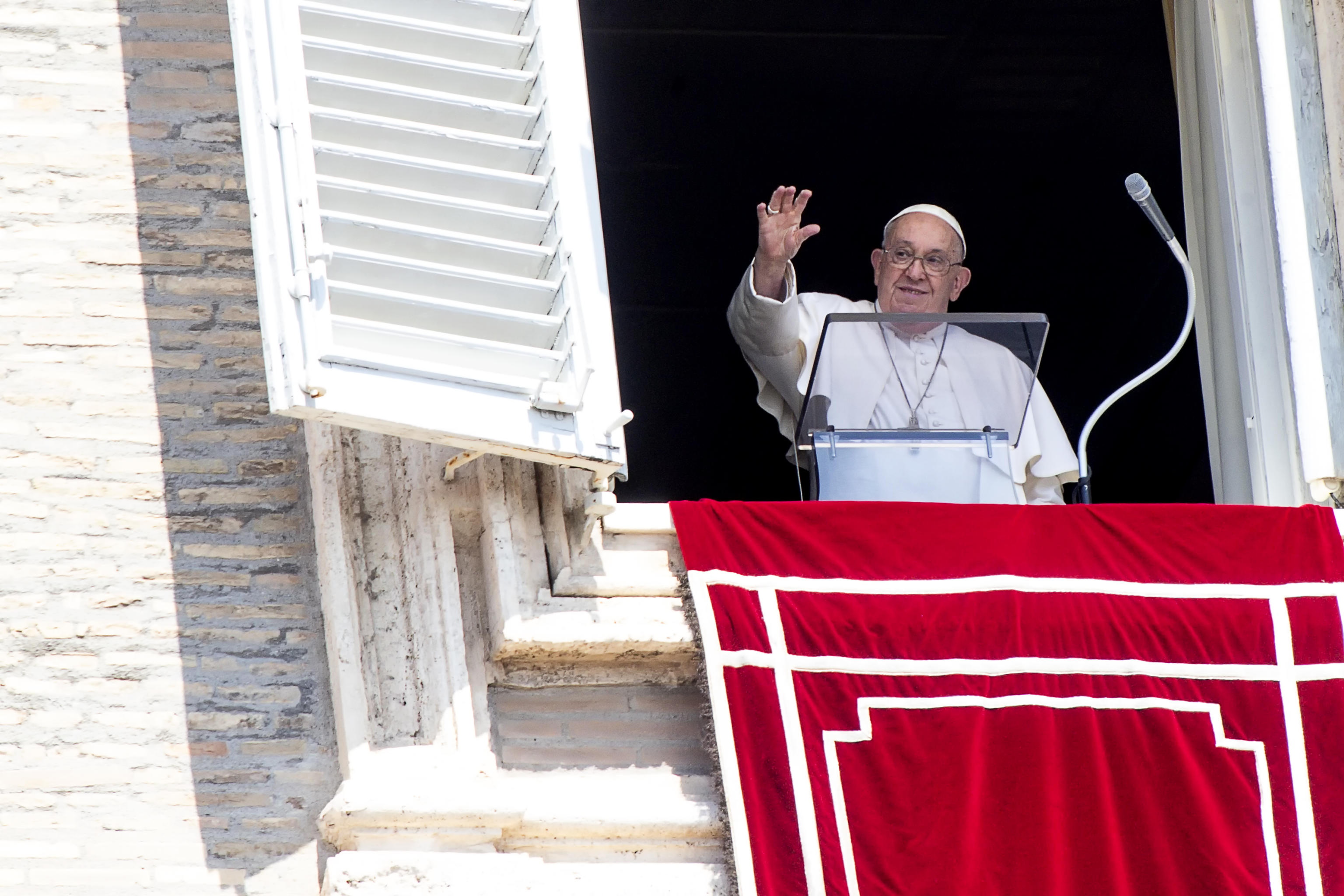 Ciudad del Vaticano (Santa Sede), 04/08/2024.- El papa Francisco preside el rezo del Ángelus, la tradicional oración dominical, desde la ventana de su despacho con vista a la plaza de San Pedro, en Ciudad del Vaticano, este domingo.-EFE/ Angelo Carconi