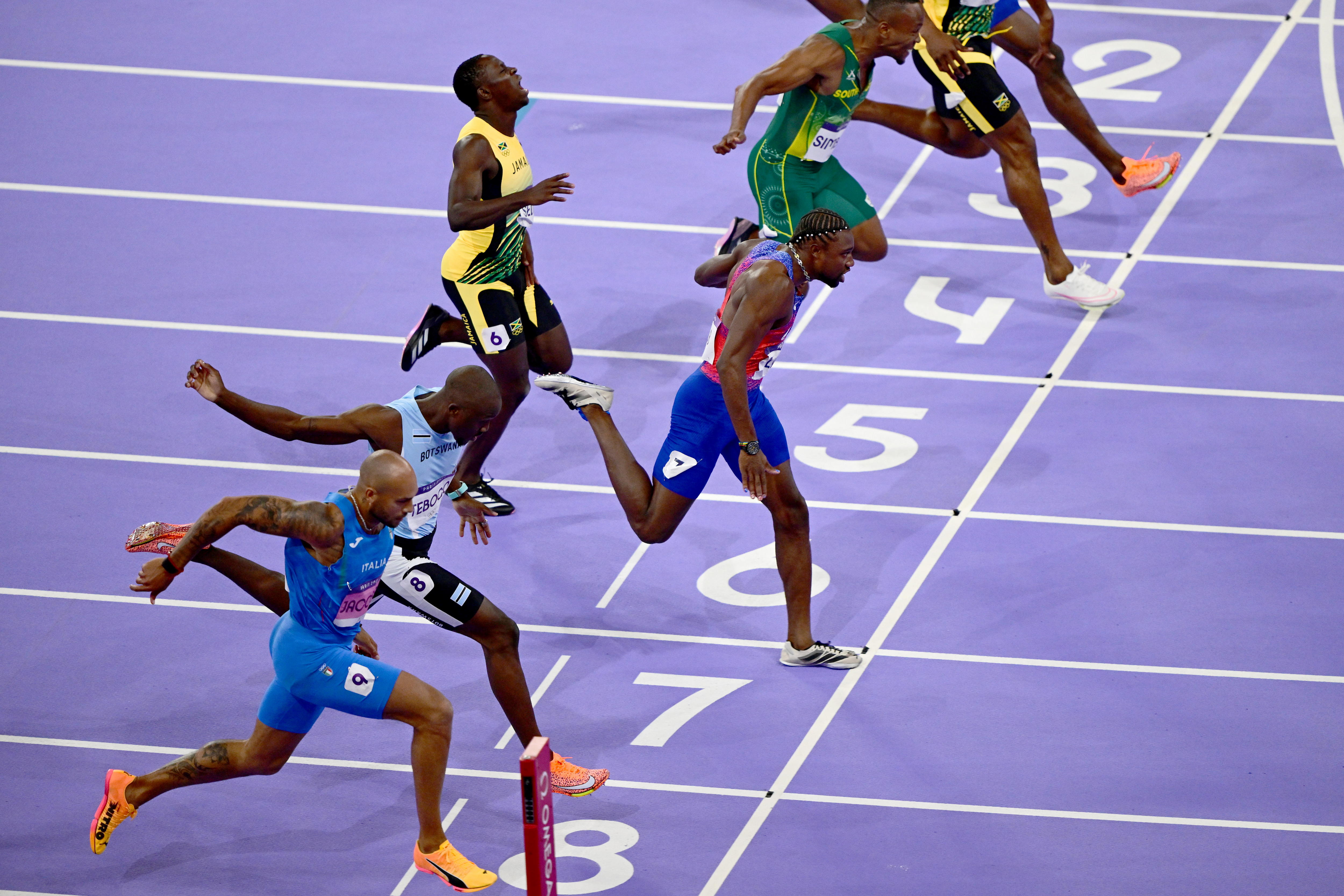 Noah Lyles ganó la prueba de los 100 metros en cierre de infarto en los Juegos Olímpicos de París. (Foto Prensa Libre: EFE)