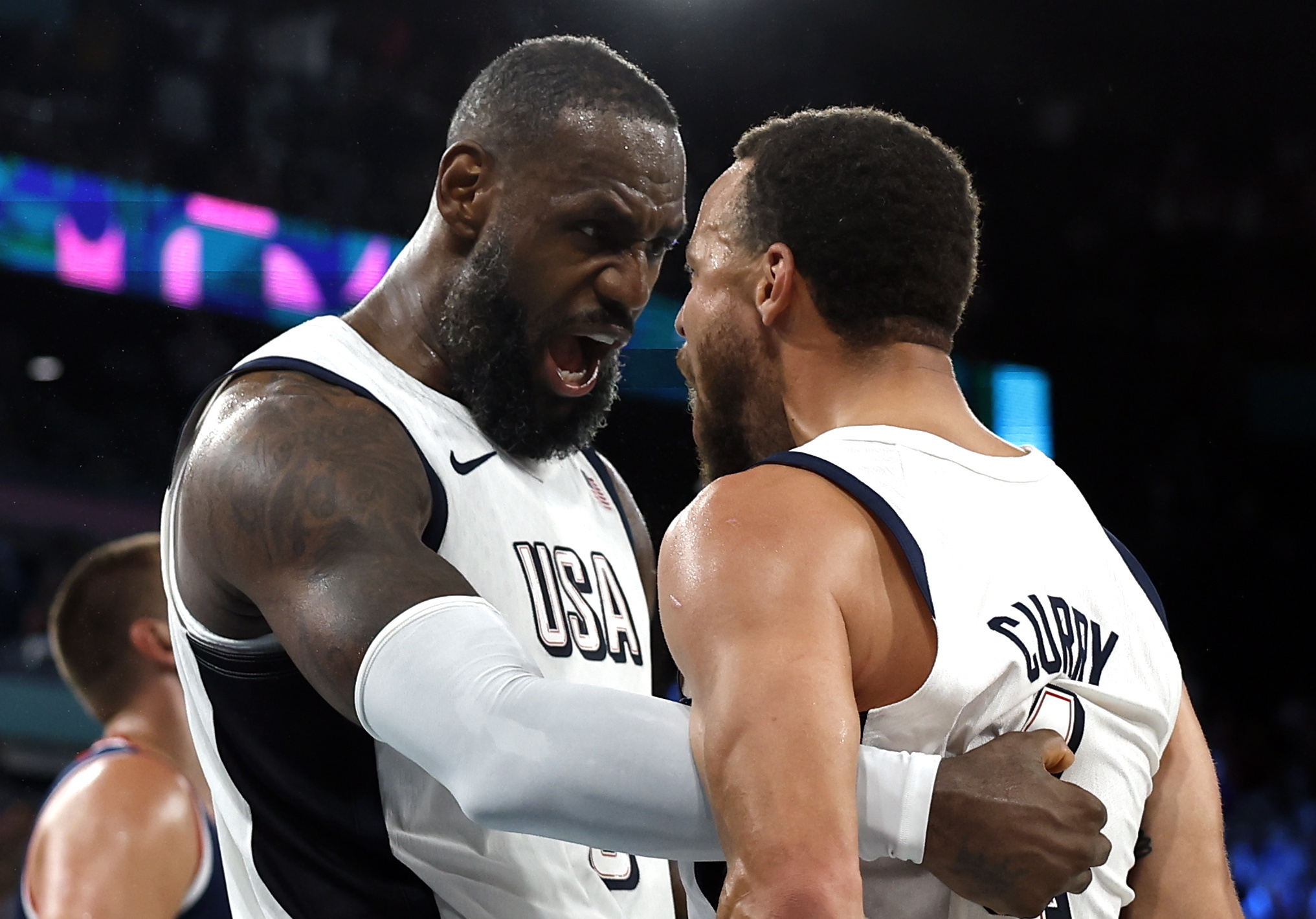 Lebron James (izquierda) y Stephen Curry (derecha) celebran eufóricamente el pase a la final.