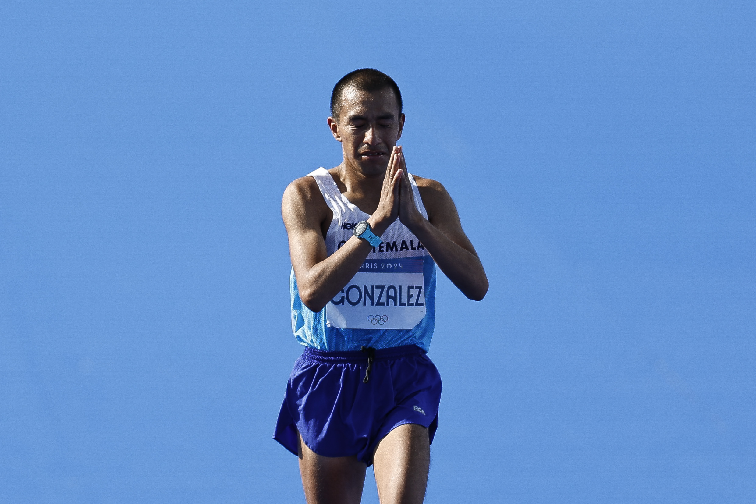 Alberto González Míndez cruzando la línea de meta en la prueba de maratón masculino de los Juegos Olímpicos 2024. (Foto Prensa Libre: EFE)