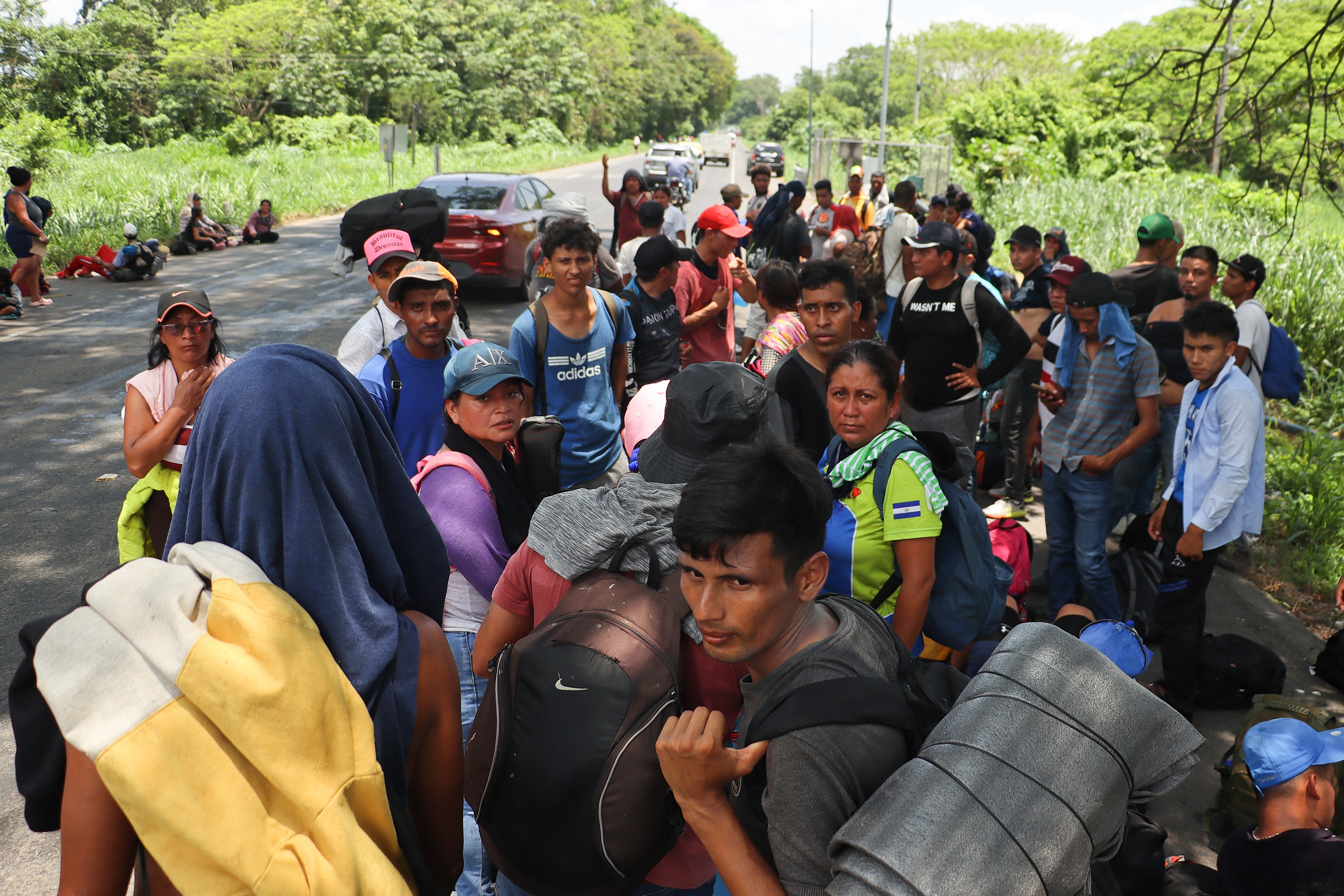 -FOTODELDÍA- MEX5380. CIUDAD HIDALGO (MÉXICO), 10/08/2024.- Migrantes descansan a un costado de una carretera este sábado en Chiapas (México). Migrantes varados en los límites fronterizos de México y Guatemala, pidieron este sábado a la próxima presidenta de México, Claudia Sheinbaum, un alivio para atender a la migración irregular proveniente de Suramérica y Centroamérica, en su intento por llegar a EE.UU. a pesar de las medidas restrictivas. EFE/ Juan Manuel Blanco