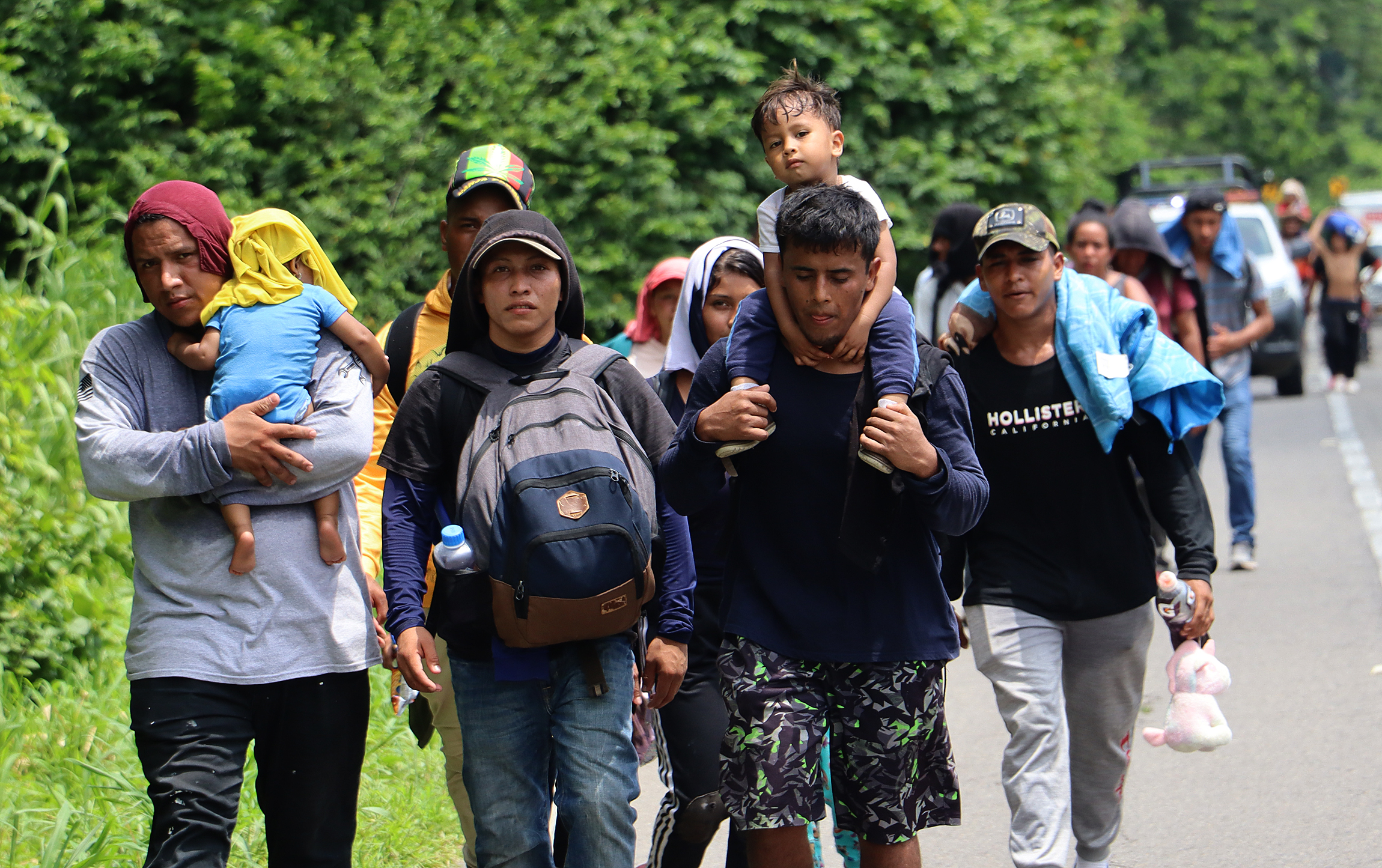 Miles de migrantes llegan a México para avanzar en su camino hacia EE. UU. muchos de los migrantes son menores que viajan sin la compañía de un adulto, según las autoridades. (Foto Prensa Libre: EFE)