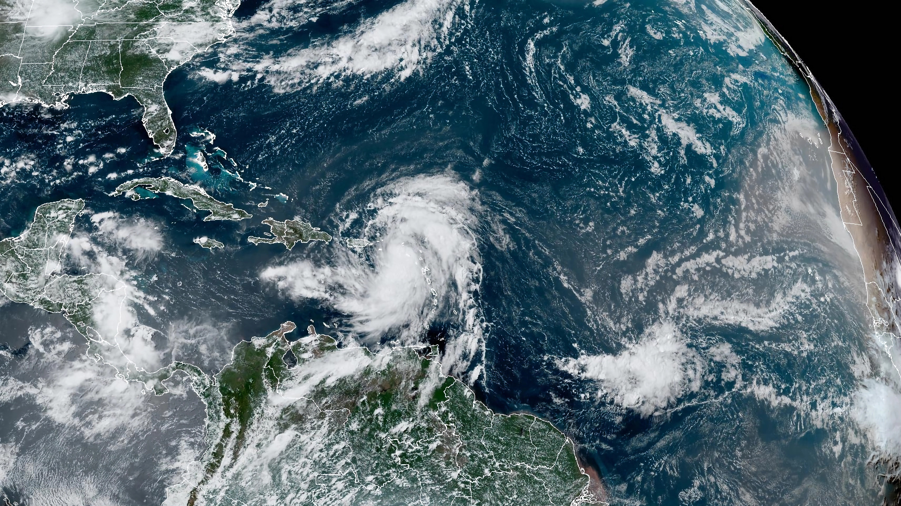 Fotografía satelital cedida este martes por la Oficina Nacional de Administración Oceánica y Atmosférica (NOAA) a través del Centro Nacional de Huracanes (NHC) de Estados Unidos donde se muestra la localización de la tormenta tropical Ernesto en el Atlántico. El Centro Nacional de Huracanes (NHC, en inglés) de Estados Unidos emitió este martes una alerta de huracán para las Islas Vírgenes, como también para las islas puertorriqueñas de Vieques y Culebra, mientras se aproxima a esas áreas y más fortalecida la tormenta tropical Ernesto. (Foto Prensa Libre: EFE/NOAA-NHC) 