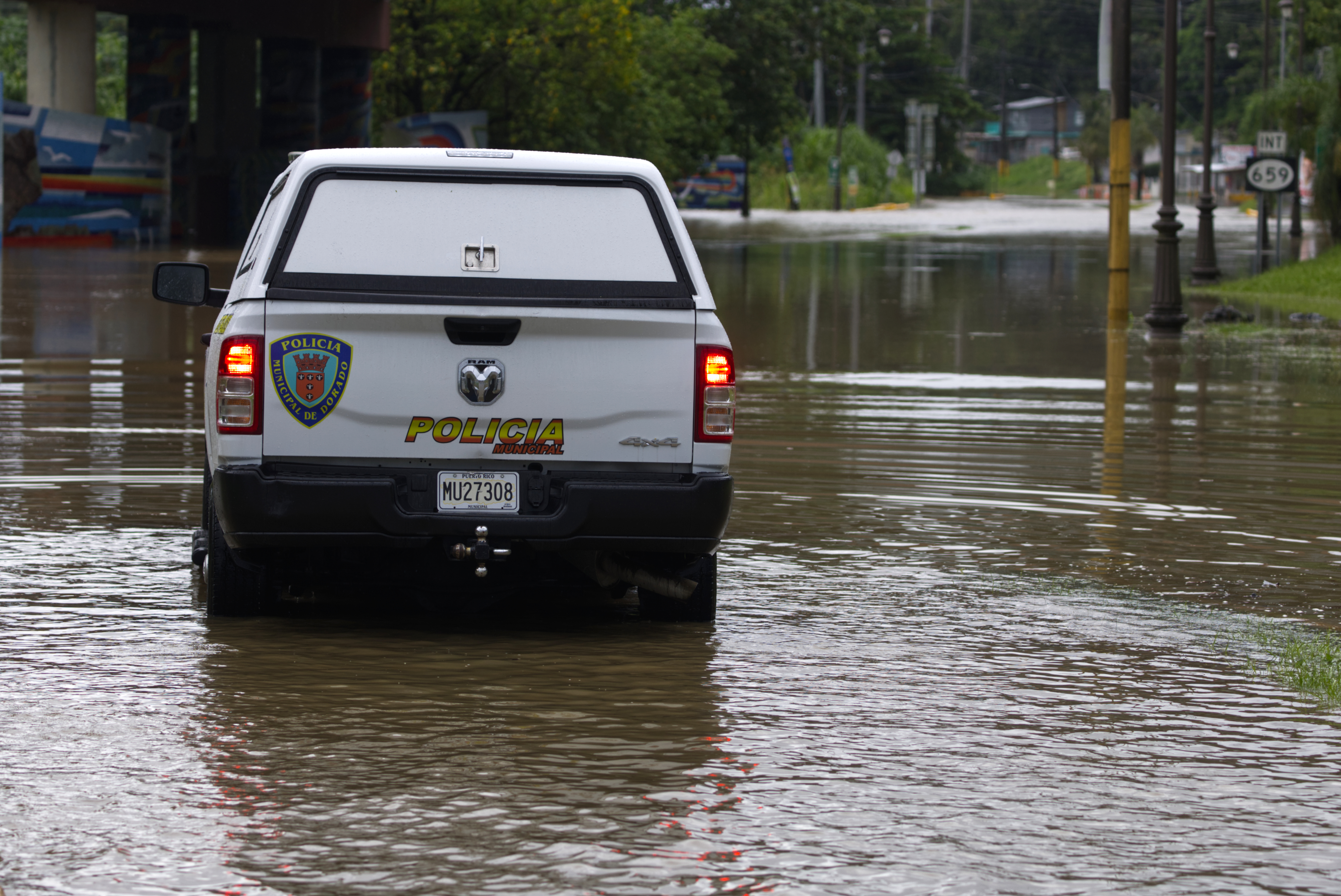 El huracán Ernesto categoría 1 se traslada rumbo a Canadá después de su paso por Bermudas y Puerto Rico, donde ha causado inundaciones, fuertes lluvias, cortes de servicio eléctrico y personas en refugios. (Foto Prensa Libre: EFE/ Thais Llorca). 