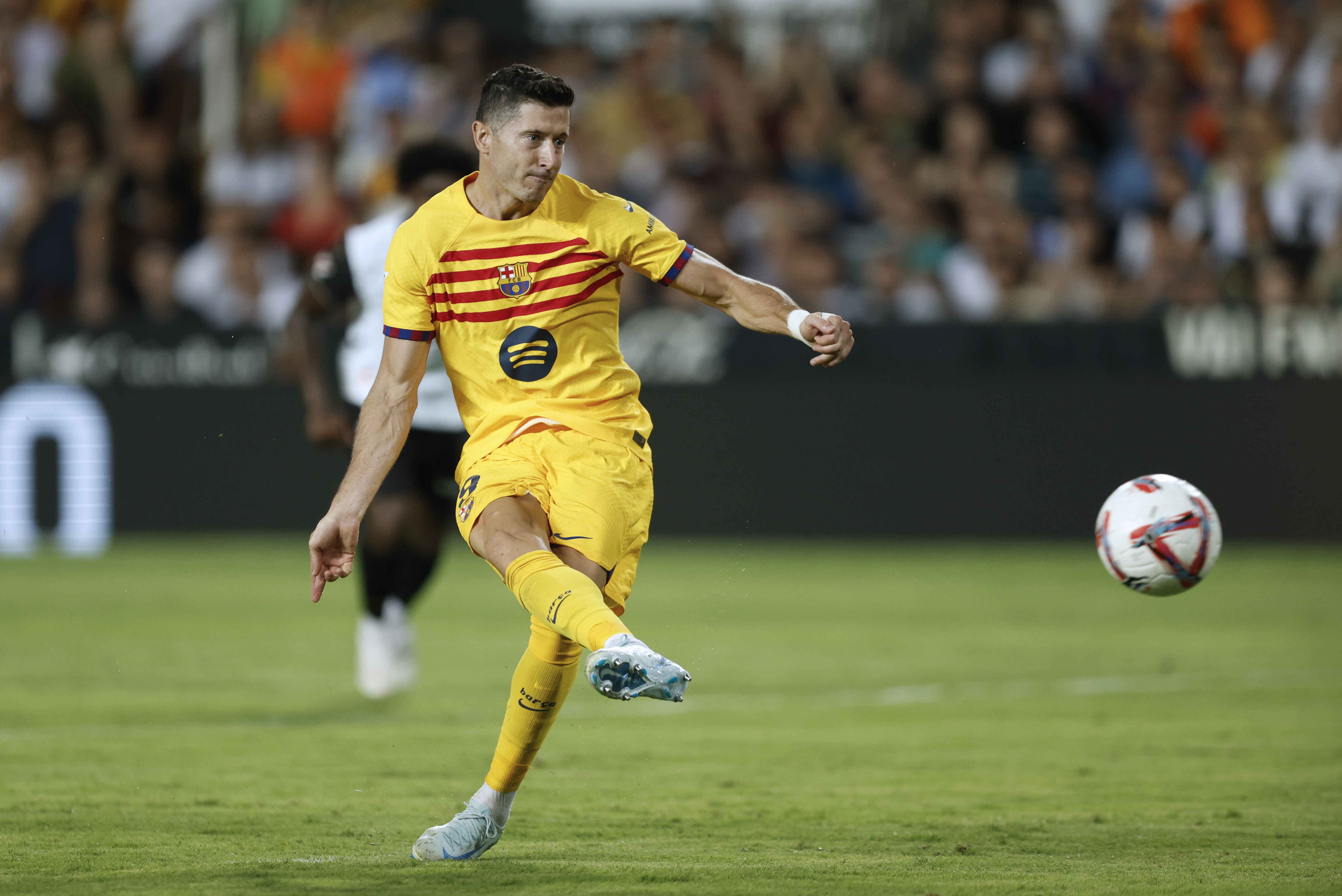 El delantero polaco sella la victoria del Barcelona en el debut de Hansi Flick