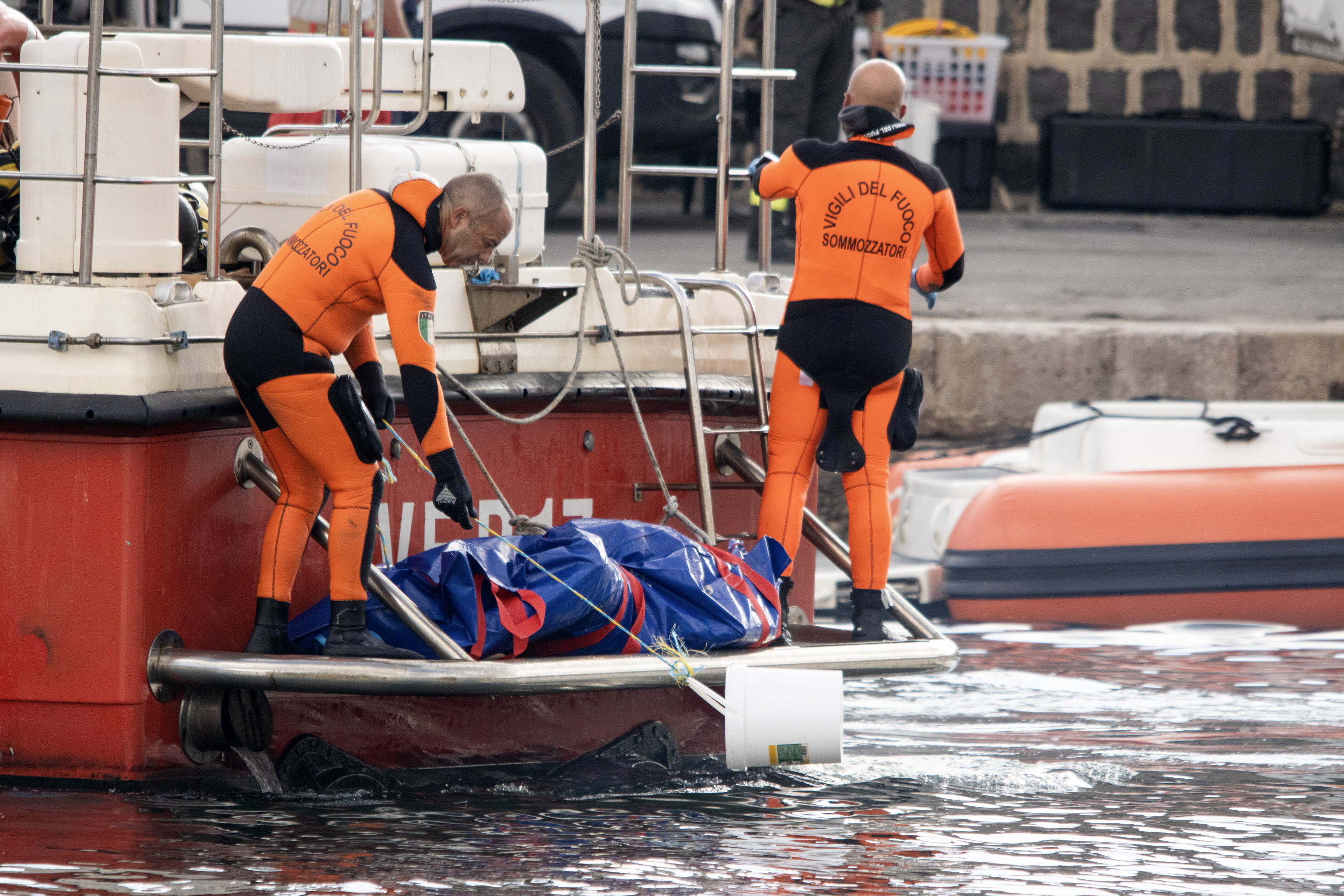 El cuerpo del empresario tecnológico británico Mike Lynch fue recuperado por buzos el 22 de agosto. (Foto Prensa Libre: EFE/EPA/IGOR PETYX)