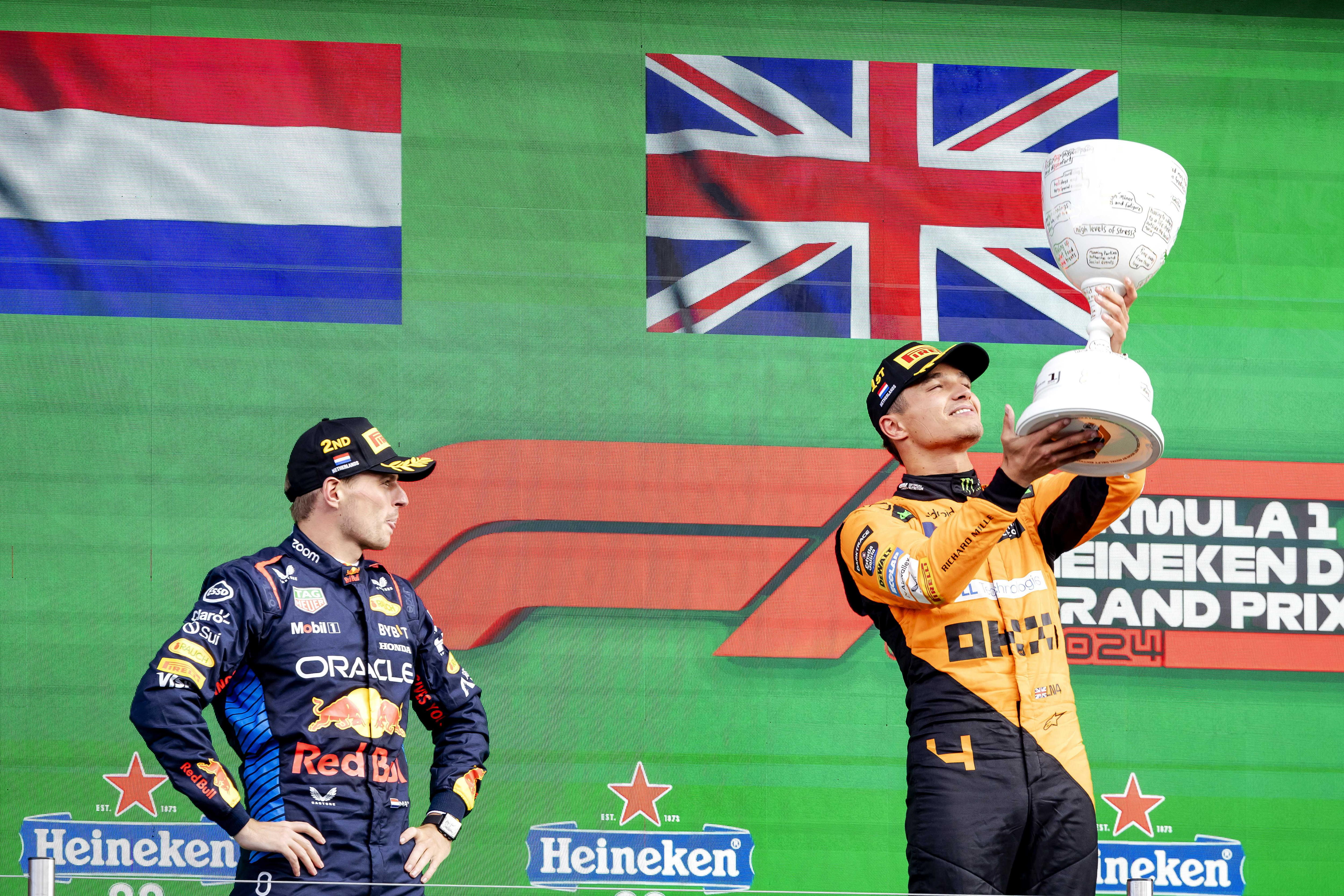 Lando Norris (McLaren) superó al actual campeón del mundo  Max Verstappen (Red Bull Racing) en el GP de Países Bajos. (Foto Prensa Libre: EFE).