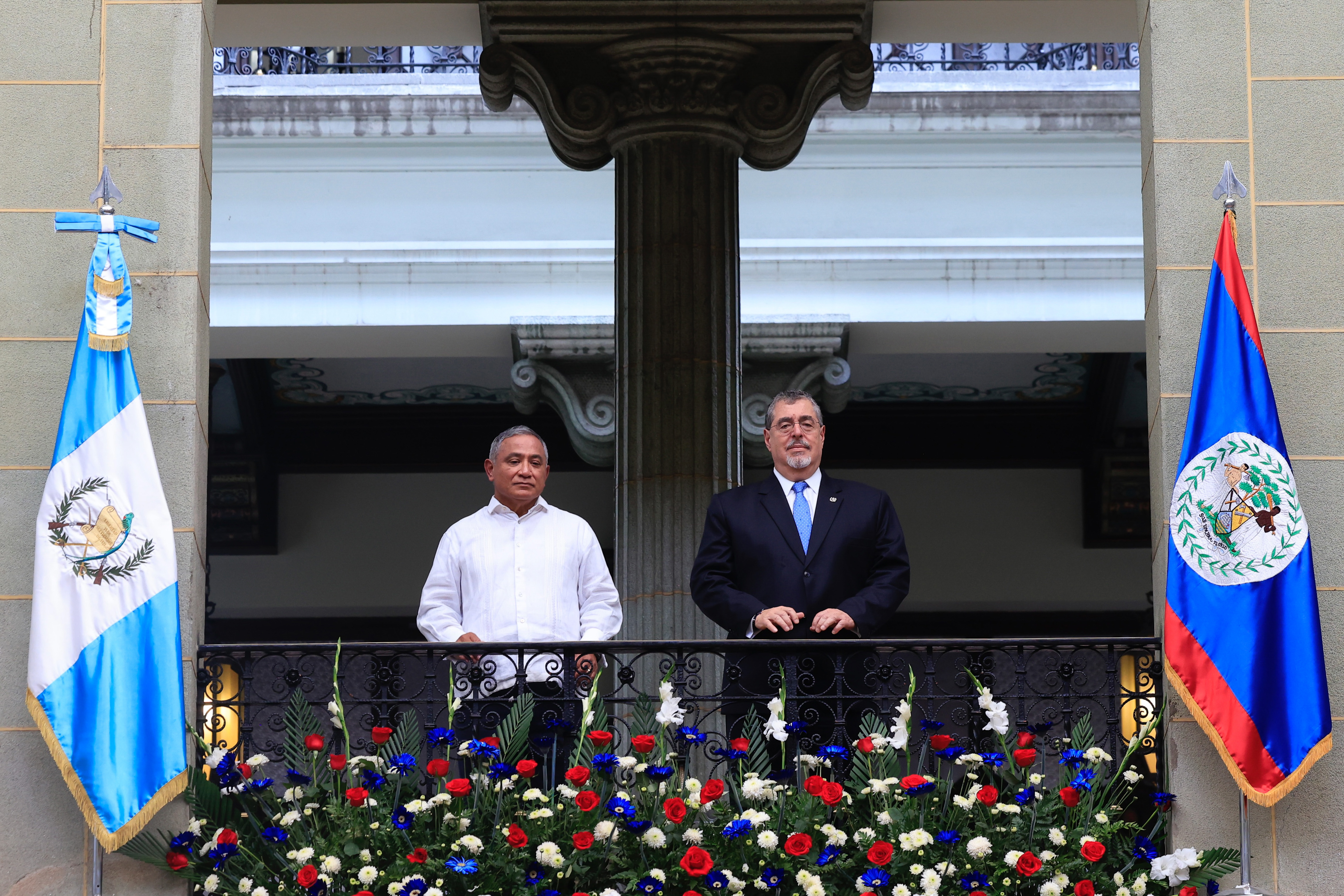 AME3468. CIUDAD DE GUATEMALA (GUATEMALA), 26/08/2024.- El primer ministro de Belice, Jhonny Briceño (i) el presidente de Guatemala, Bernardo Arévalo posan durante una visita oficial este lunes en el palacio nacional de la cultura, en Ciudad de Guatemala (Guatemala). Briceño arribó este domingo a Guatemala para reunirse el lunes con el presidente del vecino país, Bernardo Arévalo de León, para "abordar temas de interés bilateral y comercial", según fuentes oficiales. EFE/ STR