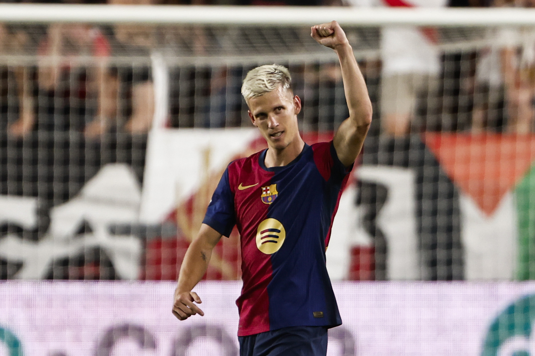 El centrocampista del FC Barcelona, Dani Olmo celebra su gol en su debut. (Foto Prensa Libre: EFE)