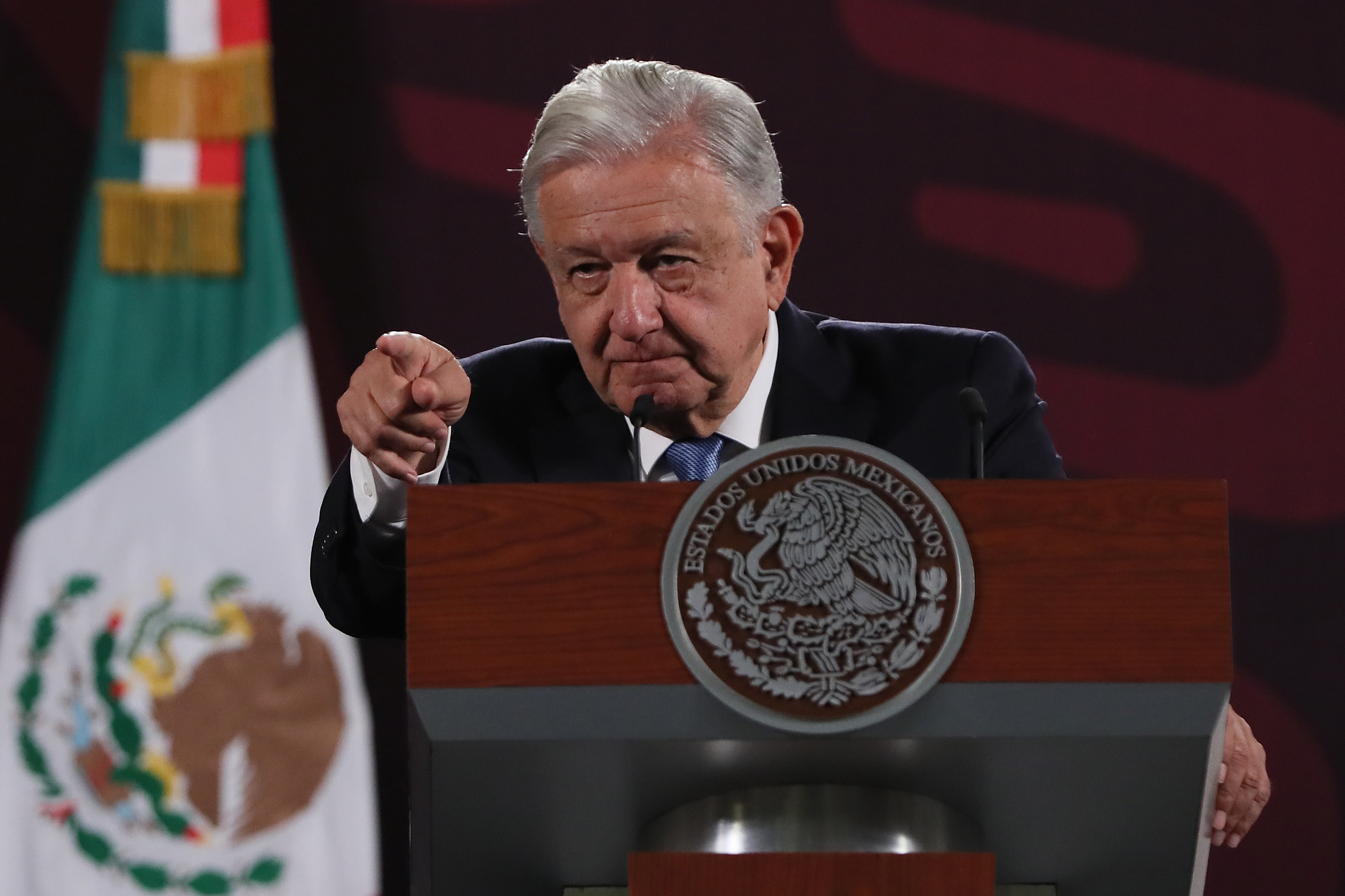 El presidente de México, Andrés Manuel López Obrador, dice que los embajadores de Estados Unidos y Canadá tienen su derecho a manifestarse por la reforma judicial, aunque los acusa de intentar intervenir en asuntos gubernamentales.  (Foto Prensa Libre: EFE/ Mario Guzmán).