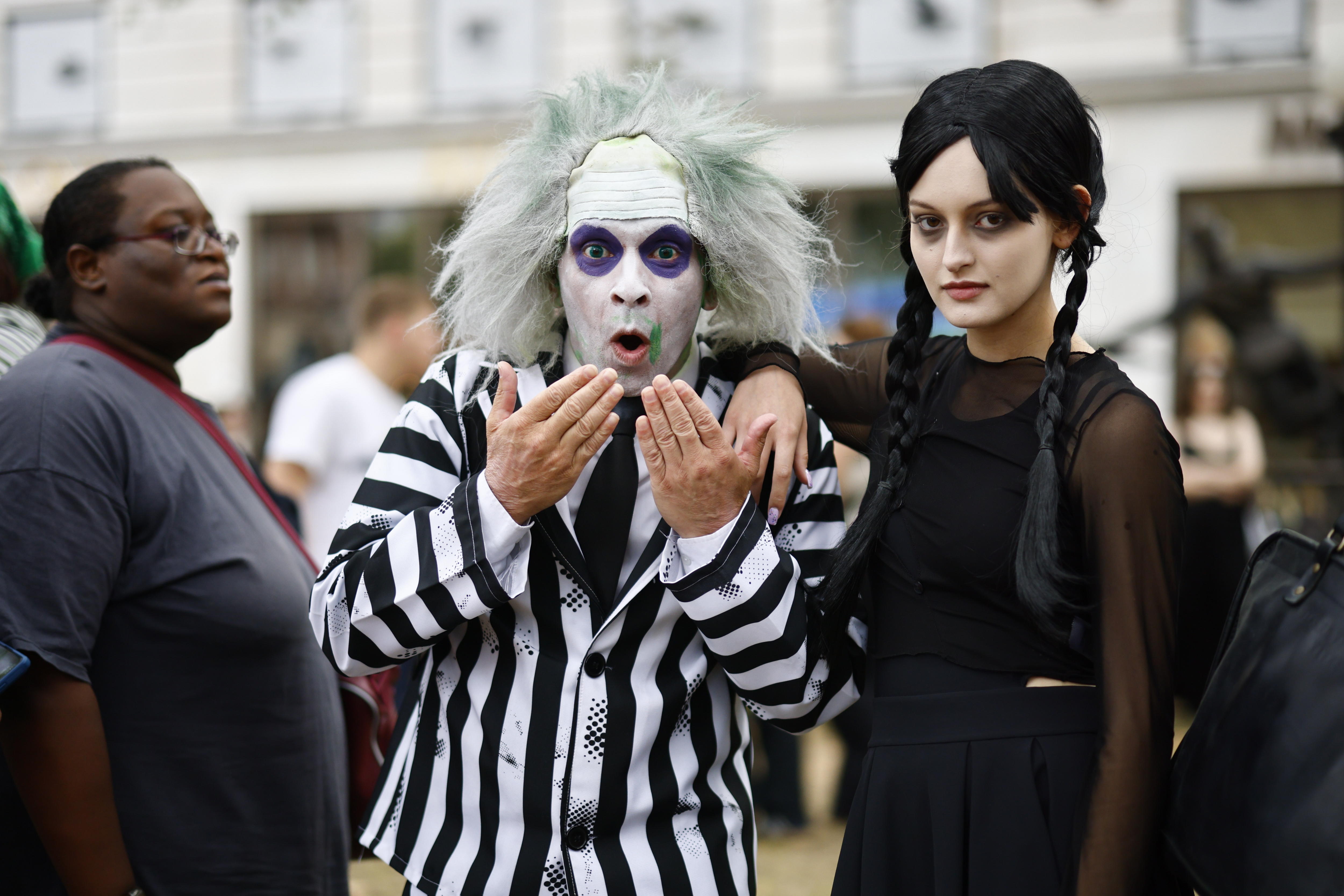 London (United Kingdom), 28/08/2024.- Fans dressed in costumes pose ahead of the UK premiere of 'Beetlejuice Beetlejuice' at the Cineworld Leicester Square in London, Britain, 29 August 2024. The fantasy-comedy 'Beetlejuice Beetlejuice' was directed by Tim Burton. The film is released in Britain on 06 September 2024. (Cine, Reino Unido, Londres) EFE/EPA/TOLGA AKMEN