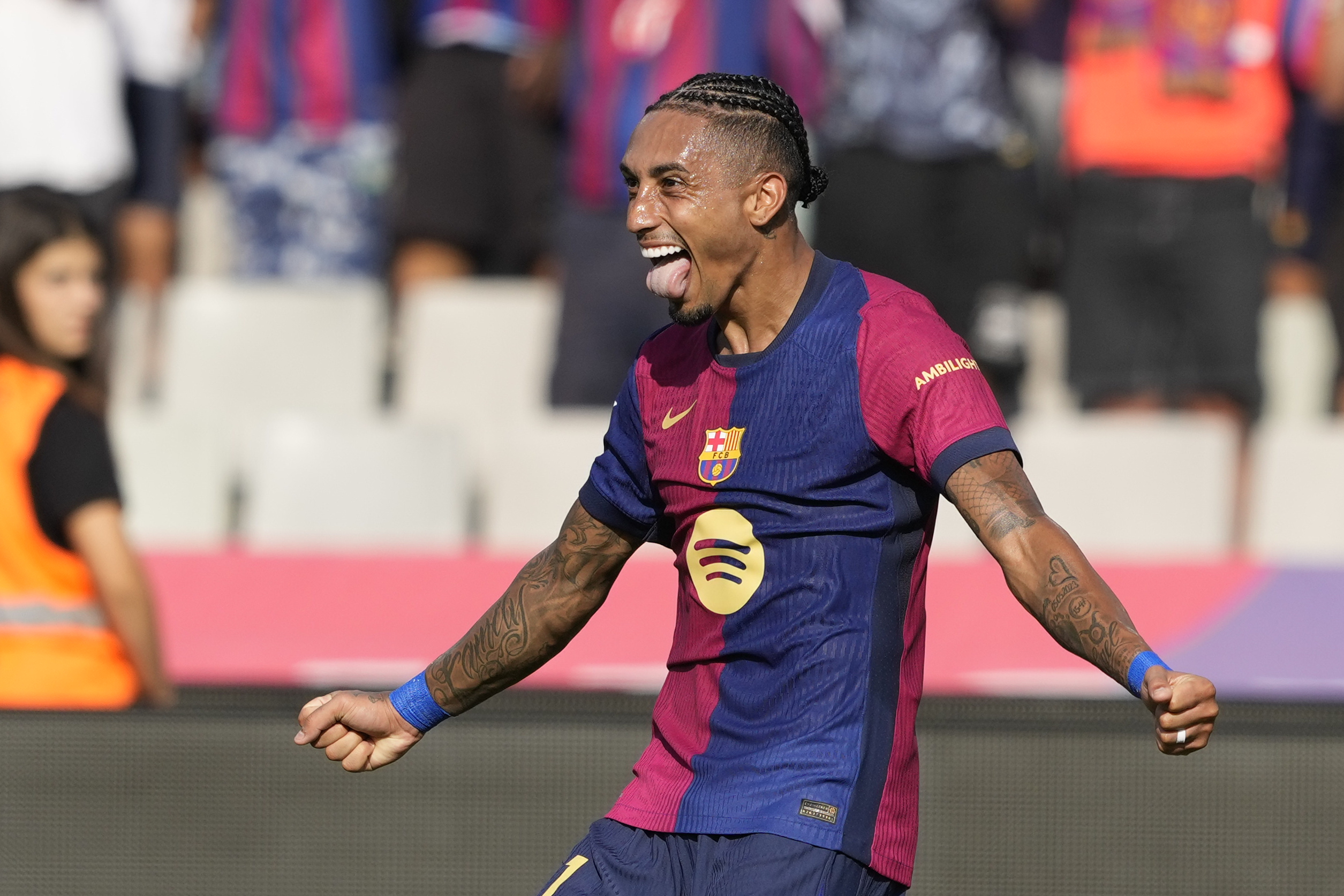 El jugador brasileño se viste de héroe con tres goles, en la goleada del Barcelona.