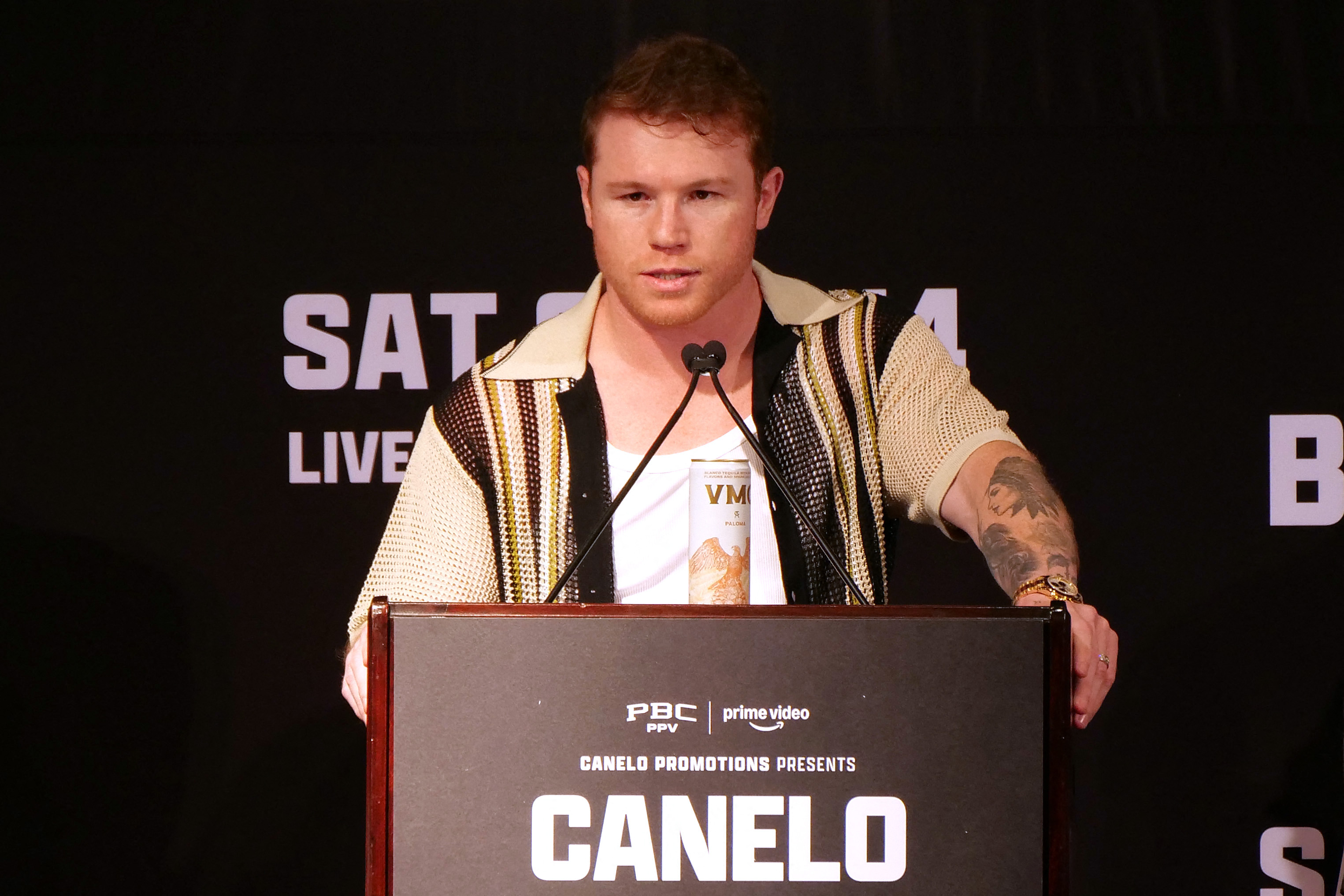 Canelo Álvarez habla durante una conferencia de prensa para promocionar la pelea contra Edgar Berlanga. (Foto Prensa Libre: AFP)