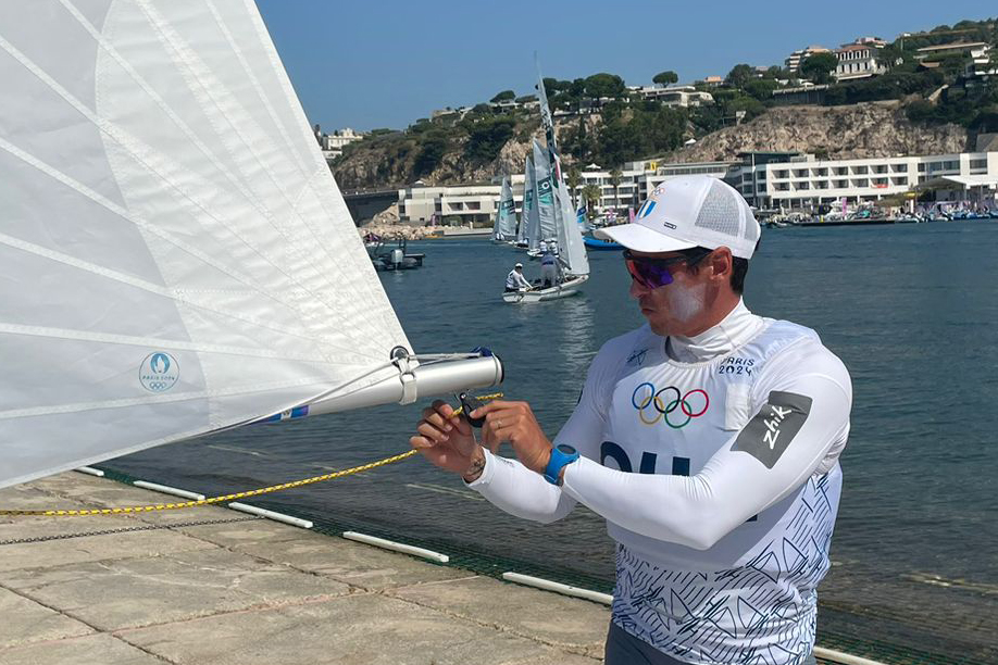 Juan Ignacio Maegli preparando su vela para competir en la tercera regata.