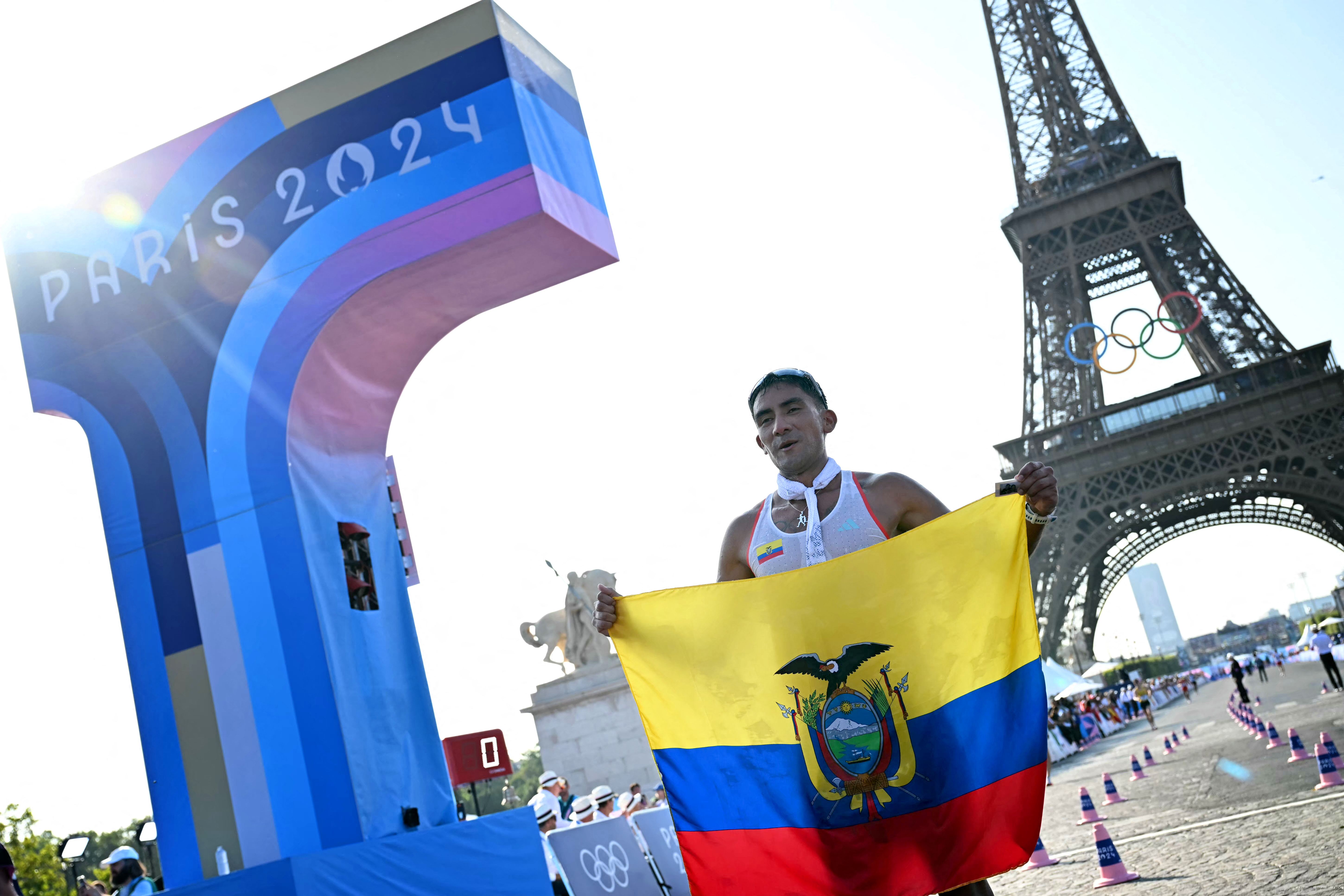 El ecuatoriano Brian Daniel Pintado celebra tras ganar la prueba masculina de 20 km marcha de la prueba de atletismo de los Juegos Olímpicos de París 2024 en el Trocadero de París el 1 de agosto de 2024. (Foto Prensa Libre: Paul ELLIS / AFP)