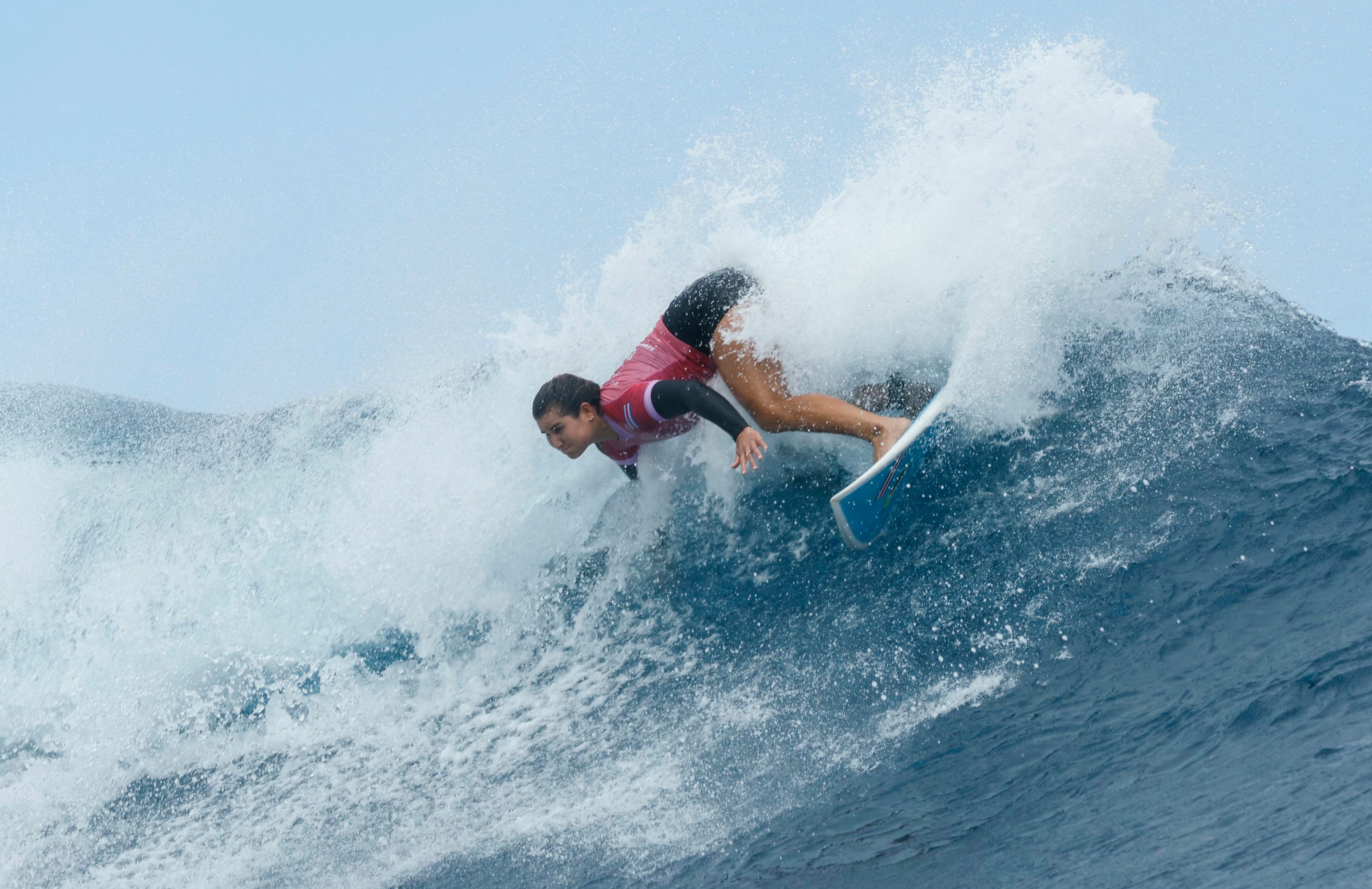 La costarricense Brisa Hennessy hace un giro brusco en una ronda de surf femenino, durante los Juegos Olímpicos de París 2024.