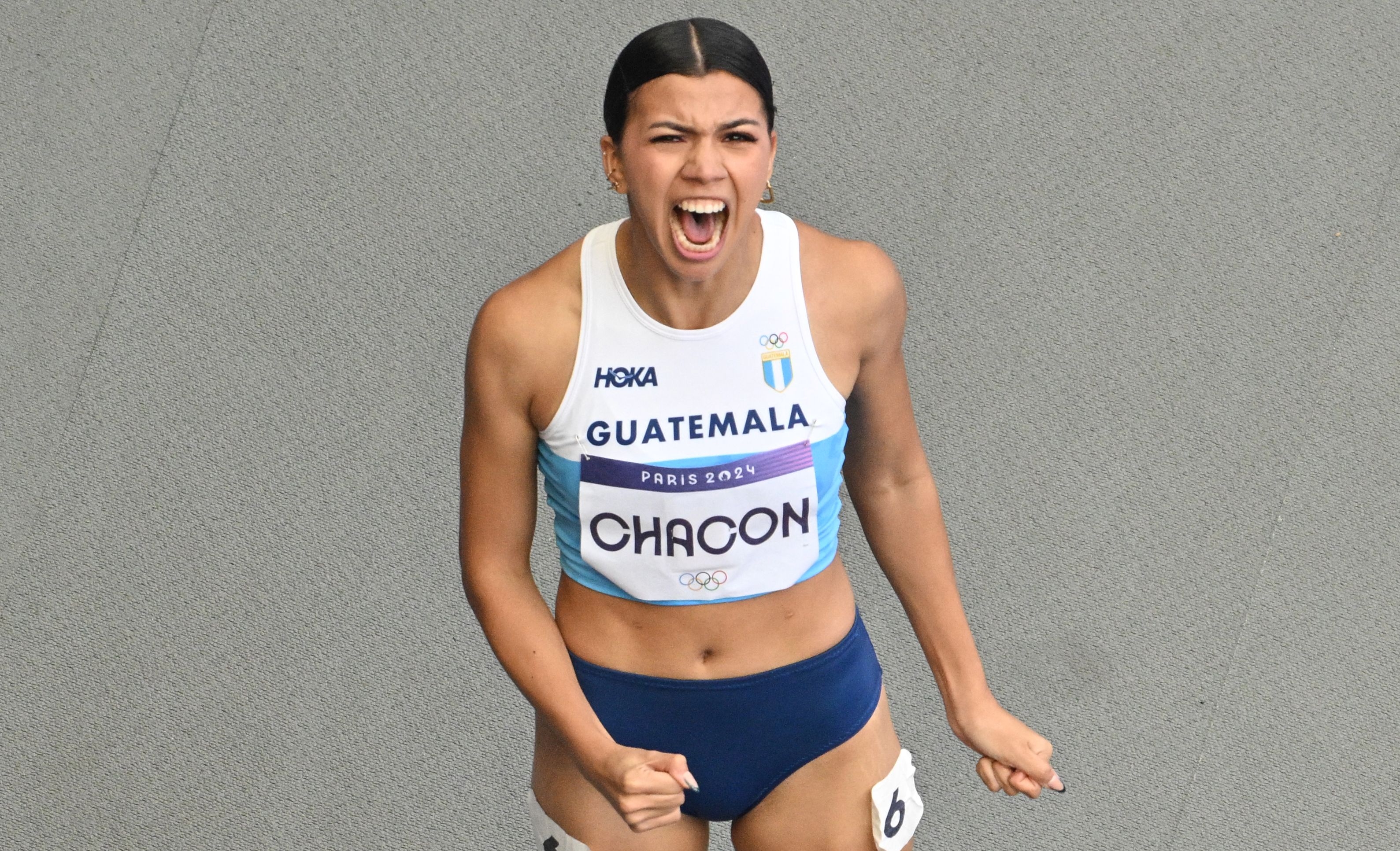 La guatemalteca MariandrÃ©e ChacÃ³n reacciona despuÃ©s de competir en la prueba de 100 metros femeninos de atletismo en los Juegos OlÃ­mpicos de ParÃ­s 2024 en el Stade de France en Saint-Denis, al norte de ParÃ­s, el 2 de agosto de 2024.