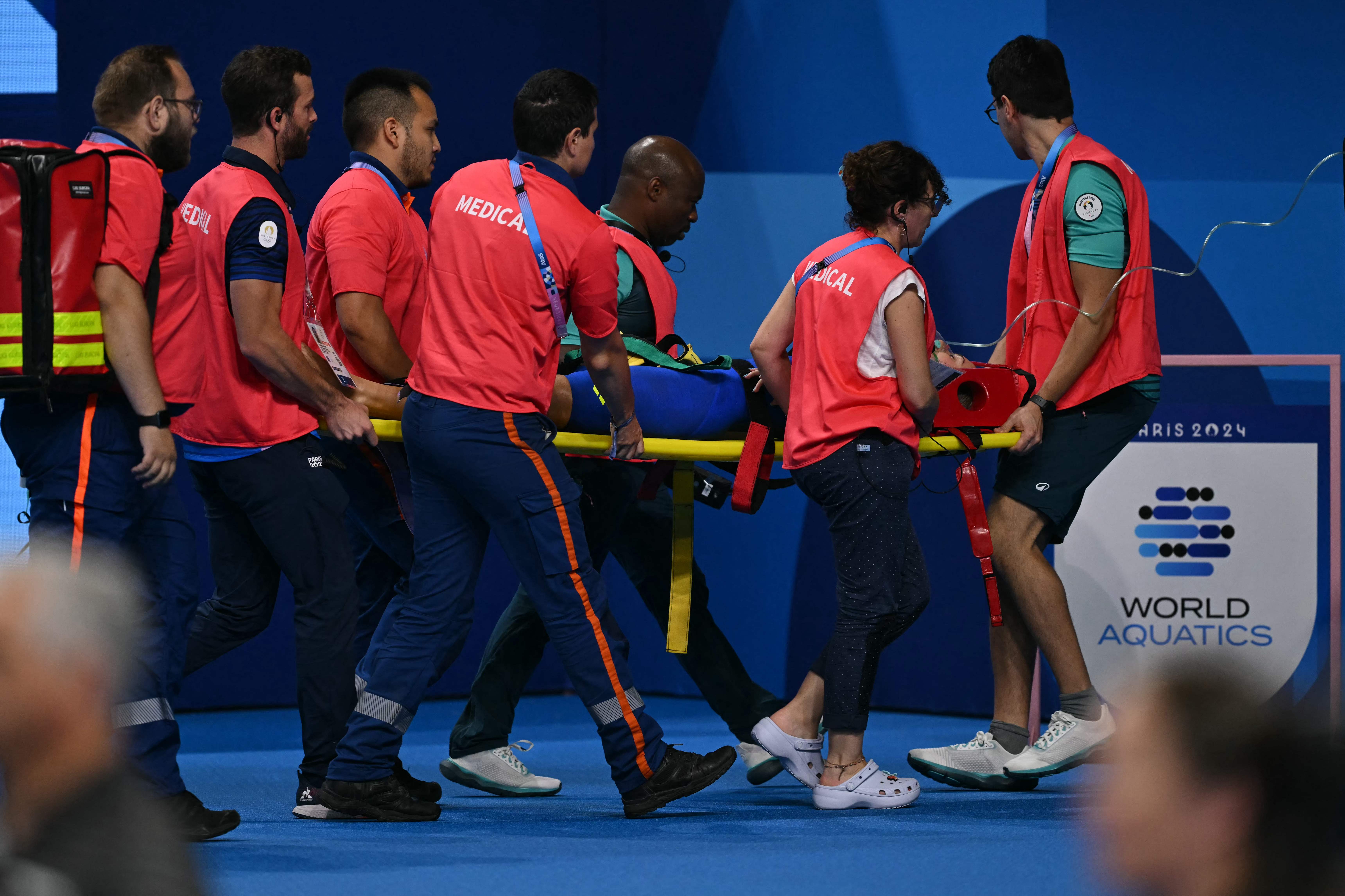 El personal médico transporta en camilla a Tamara Potocka, de Eslovaquia, después de que se desplomara tras una serie en los 200 metros combinado femenino.