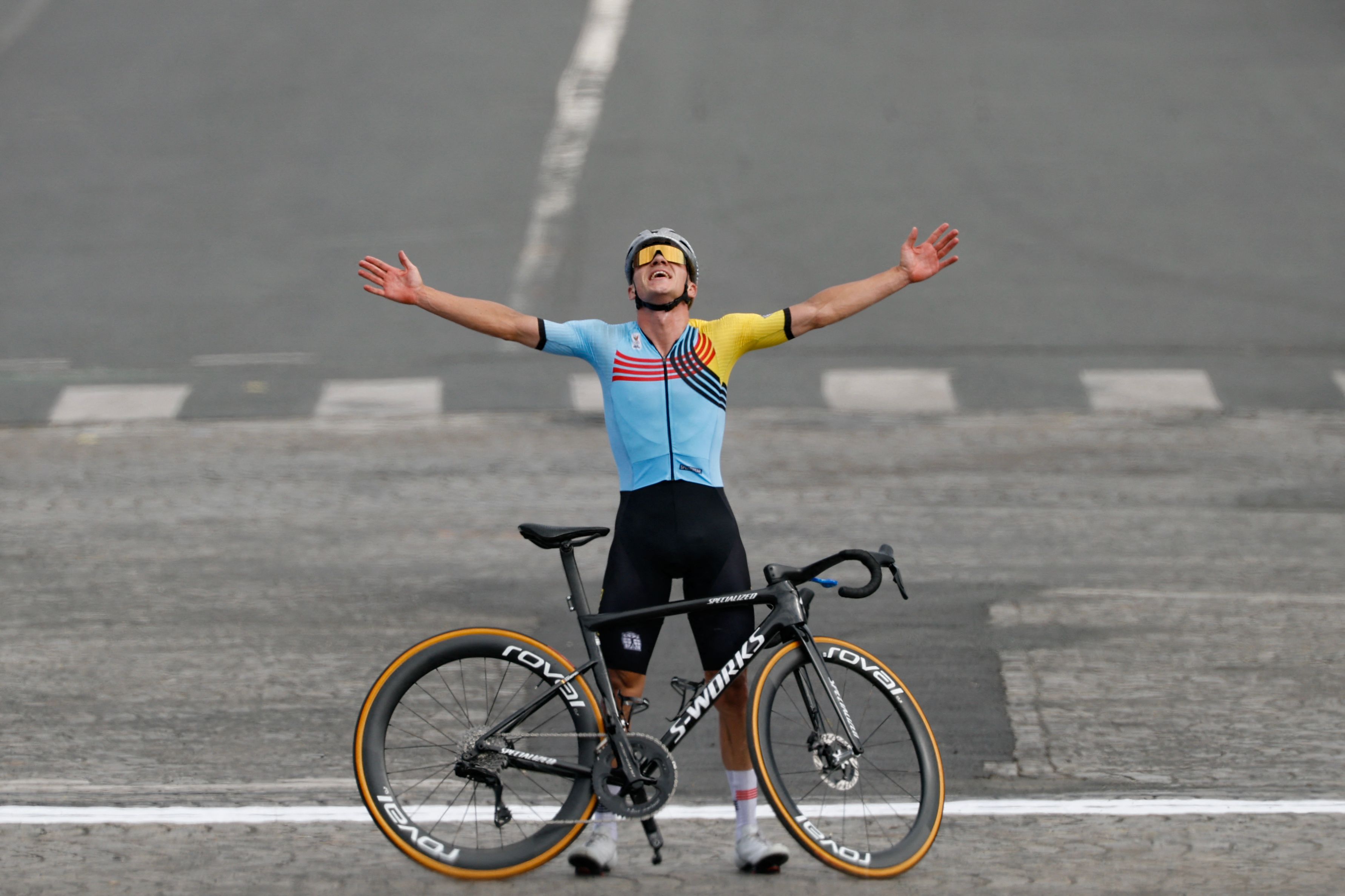 Remco Evenepoel celebra después de haber ganado la ruta en los Juegos Olímpicos de París 2024. (Foto Prensa Libre: AFP).
