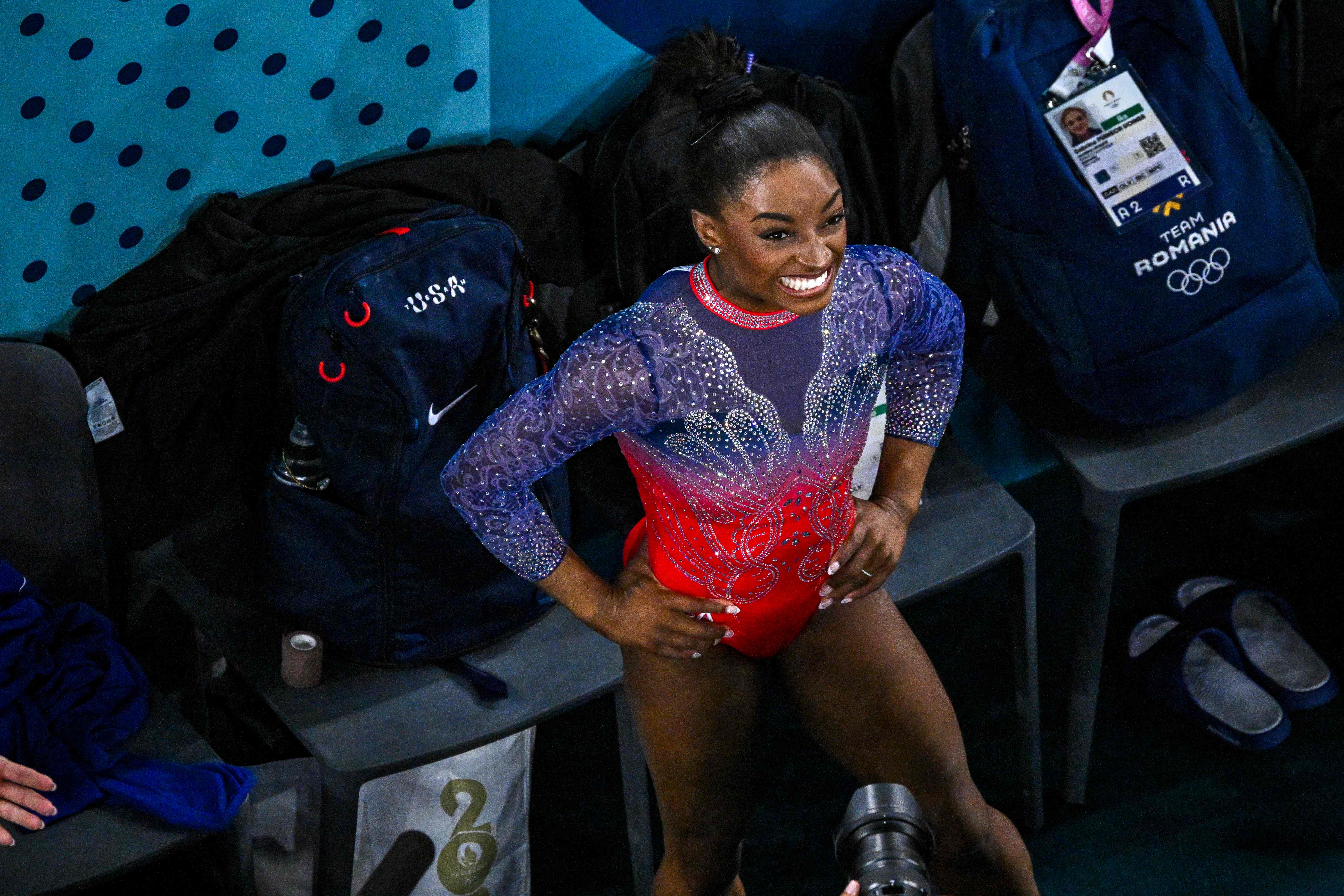 Una vista general muestra a la estadounidense Simone Biles reaccionando después de competir en la final de ejercicios de suelo femeninos de gimnasia artística durante los Juegos Olímpicos de París 2024