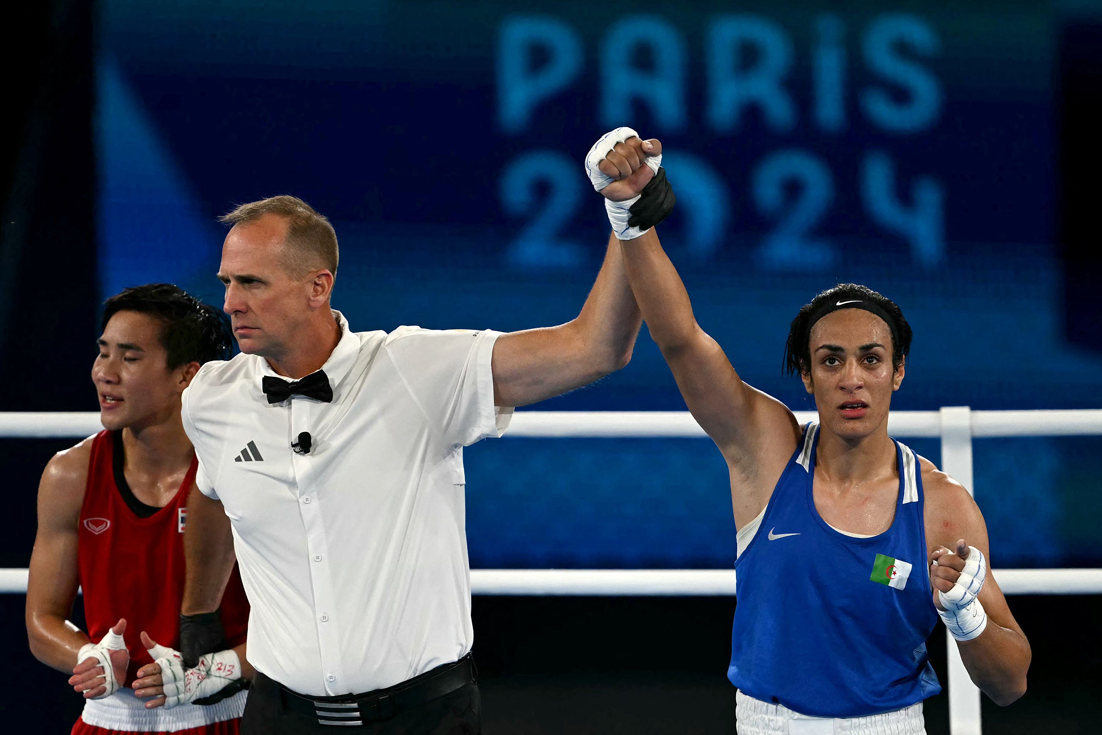 La argelina Imane Khelif (azul) reacciona después de vencer a la tailandesa Janjaem Suwannapheng en la semifinal de boxeo femenino de 66 kg.