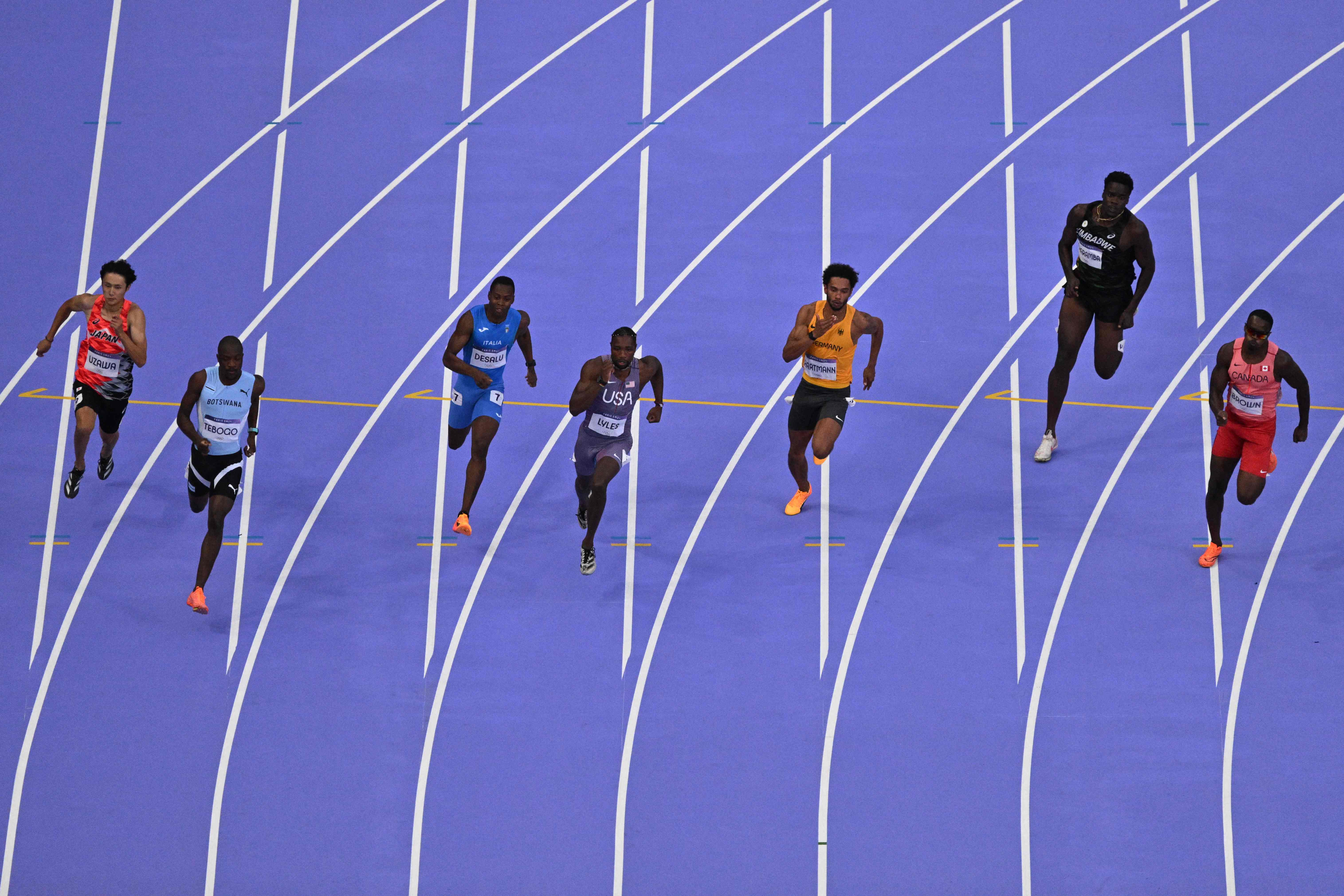 Una vista general muestra la semifinal masculina de 200 metros del evento de atletismo en los Juegos Olímpicos de París 2024 en el Stade de France.