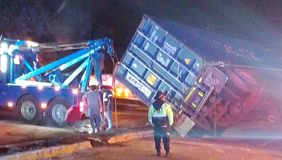 El pasado viernes, un tráiler volcó en el km 22 de la ruta Interamericana. (Foto Prensa Libre: PMT Mixco)